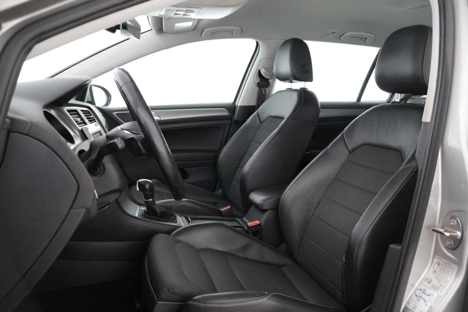Volkswagen Golf 2016 Variant Comfortline 1,6 TDI 81 kW (110 hv) ** - YritysOutlet - Myydään vain yrityksille / Koukku / Webasto  / Tutkat ** - *– Tämä auto myydään YritysOutlet -valikoimasta vain yritykselle / Leimaa 6/2026 saakka / ErgoActive / 2x vanteet **