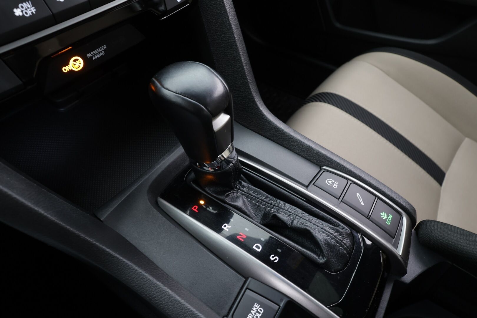 Honda Civic 2018 HB 129 hv Sport Plus AT * ACC / LED / P.Kamera / Lasikattoluukku / Sisätilanlämmitin / Navi / Kaistavahti / Keyless * - Suomi-auto / Kahdet renkaat / Merkkihuollettu! - Osta nyt, maksa vasta ensi vuonna