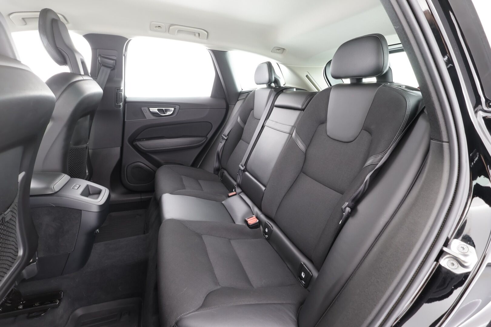 Volvo XC60 2018 T5 AWD Momentum aut - | ACC | Webasto | Koukku | Pilot Assist | P.kamera | BLIS | CTA | Digimittaristo | Keyless | Lämm. ratti | Sähk. takaluukku | LED | Navi | 