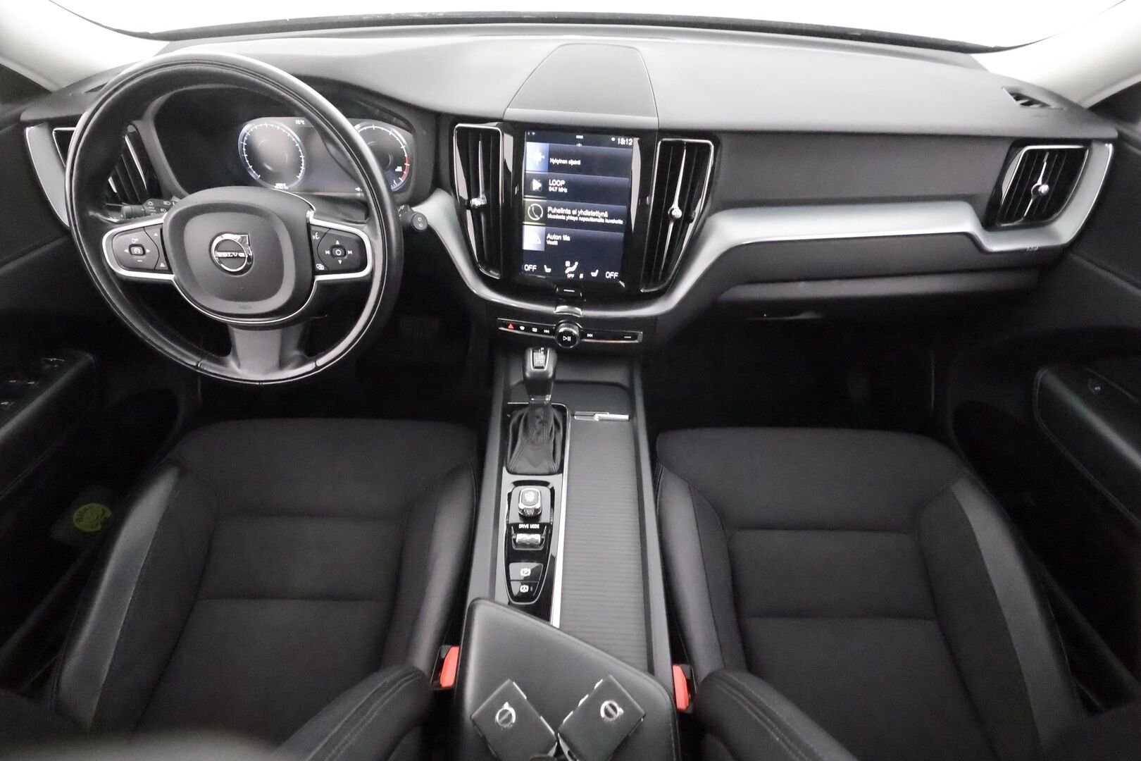 Volvo XC60 2018 T5 AWD Momentum aut - | ACC | Webasto | Koukku | Pilot Assist | P.kamera | BLIS | CTA | Digimittaristo | Keyless | Lämm. ratti | Sähk. takaluukku | LED | Navi | 