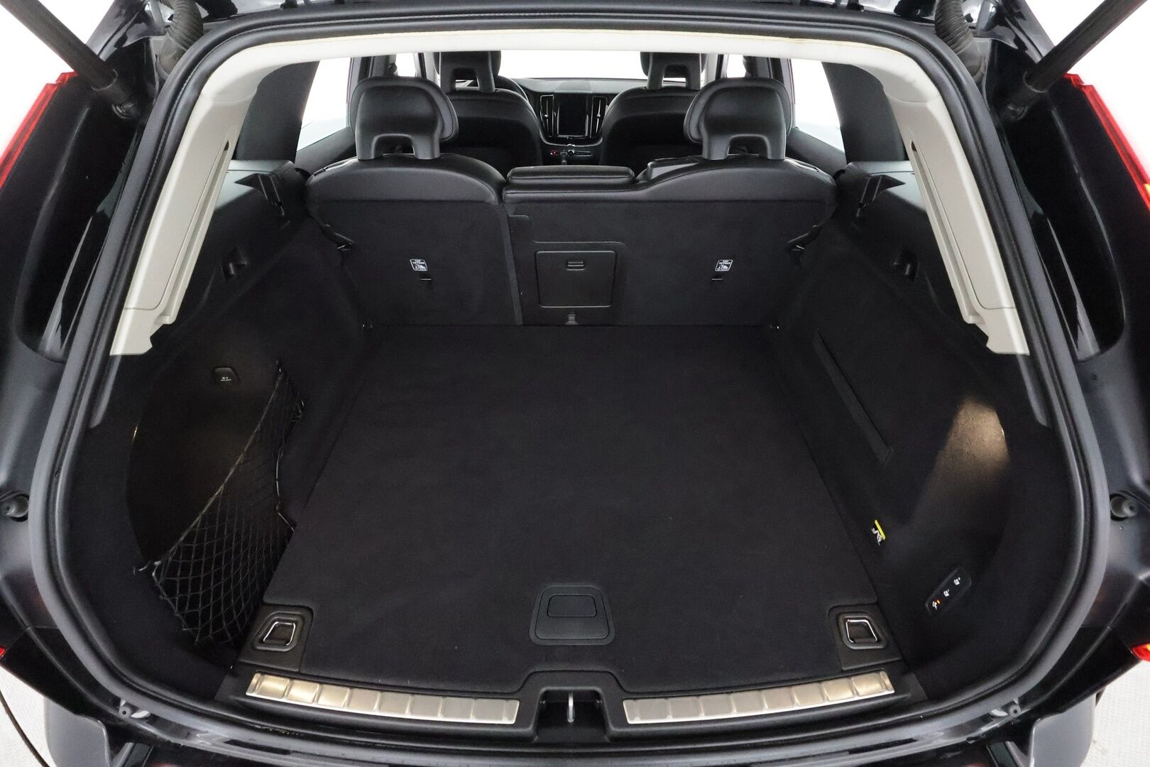 Volvo XC60 2018 T5 AWD Momentum aut - | ACC | Webasto | Koukku | Pilot Assist | P.kamera | BLIS | CTA | Digimittaristo | Keyless | Lämm. ratti | Sähk. takaluukku | LED | Navi | 