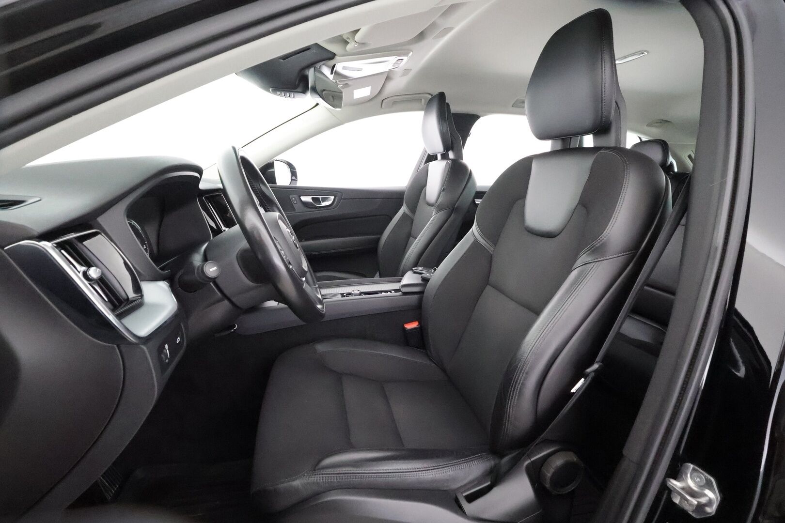 Volvo XC60 2018 T5 AWD Momentum aut - | ACC | Webasto | Koukku | Pilot Assist | P.kamera | BLIS | CTA | Digimittaristo | Keyless | Lämm. ratti | Sähk. takaluukku | LED | Navi | 