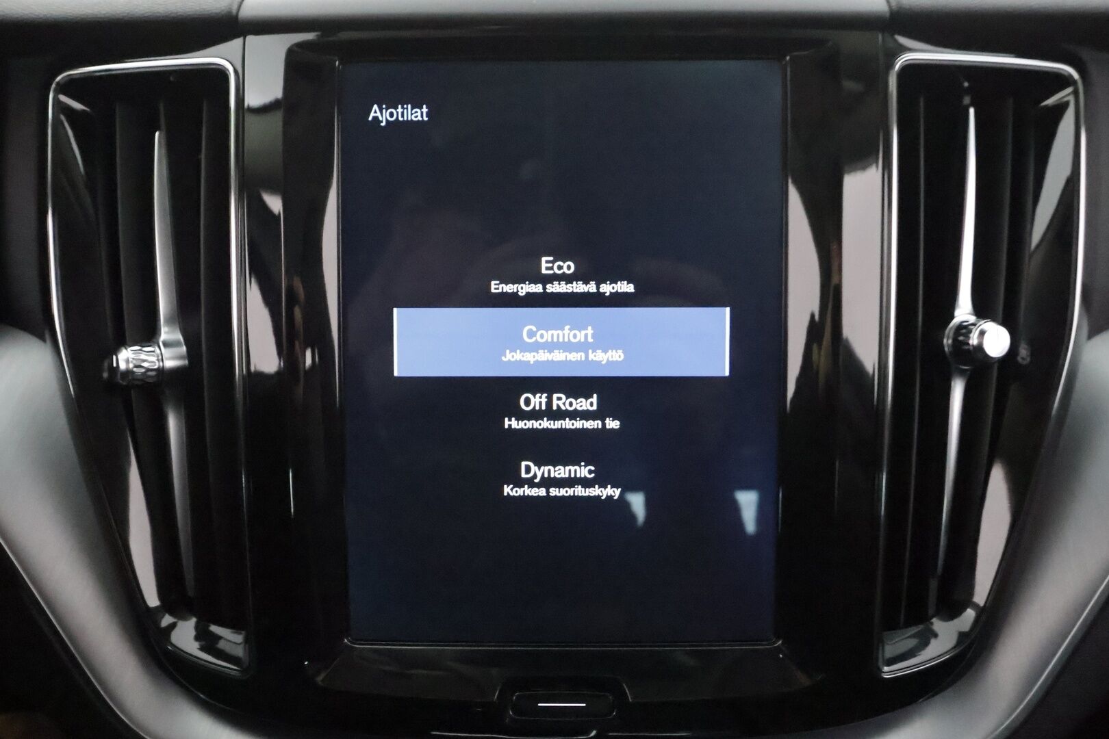 Volvo XC60 2018 T5 AWD Momentum aut - | ACC | Webasto | Koukku | Pilot Assist | P.kamera | BLIS | CTA | Digimittaristo | Keyless | Lämm. ratti | Sähk. takaluukku | LED | Navi | 