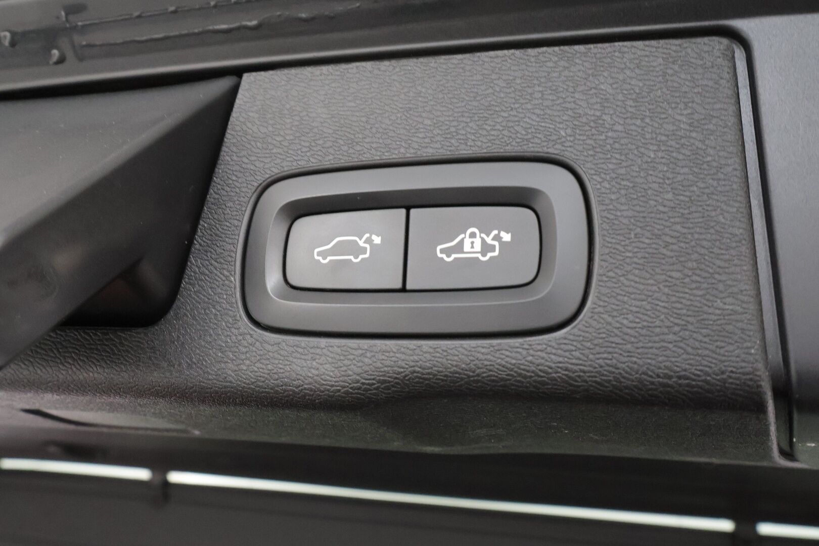 Volvo XC60 2018 T5 AWD Momentum aut - | ACC | Webasto | Koukku | Pilot Assist | P.kamera | BLIS | CTA | Digimittaristo | Keyless | Lämm. ratti | Sähk. takaluukku | LED | Navi | 