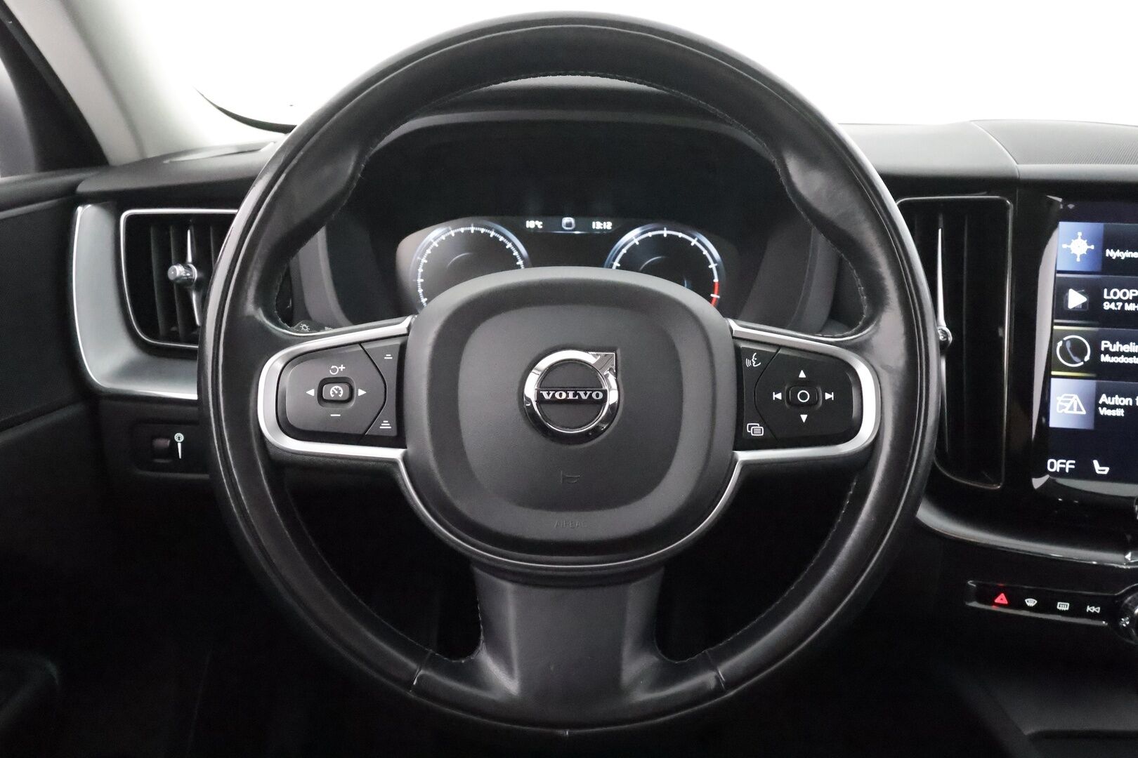 Volvo XC60 2018 T5 AWD Momentum aut - | ACC | Webasto | Koukku | Pilot Assist | P.kamera | BLIS | CTA | Digimittaristo | Keyless | Lämm. ratti | Sähk. takaluukku | LED | Navi | 