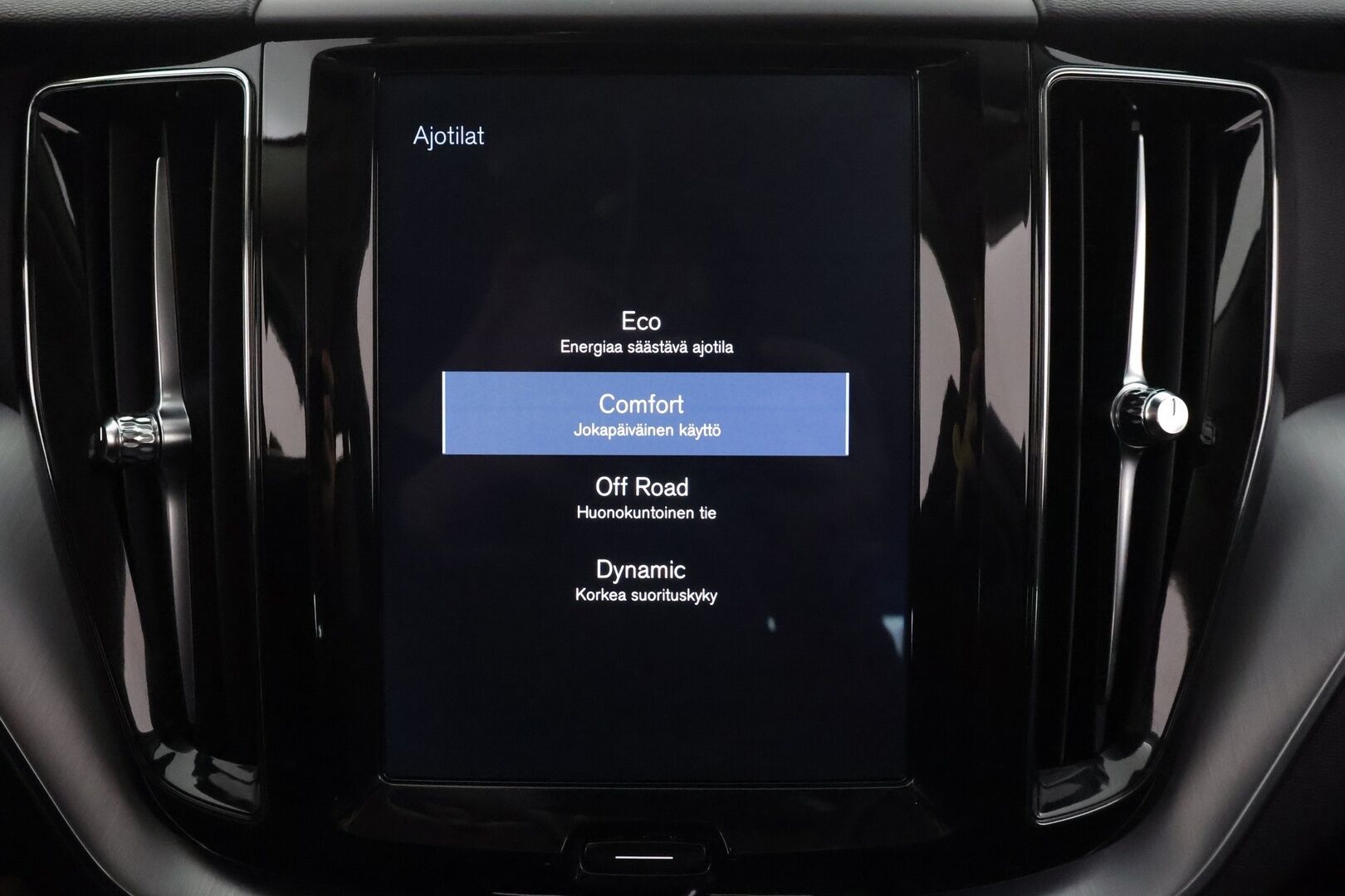 Volvo XC60 2018 T5 AWD Momentum aut - | ACC | Webasto | Koukku | Pilot Assist | P.kamera | BLIS | CTA | Digimittaristo | Keyless | Lämm. ratti | Sähk. takaluukku | LED | Navi | 