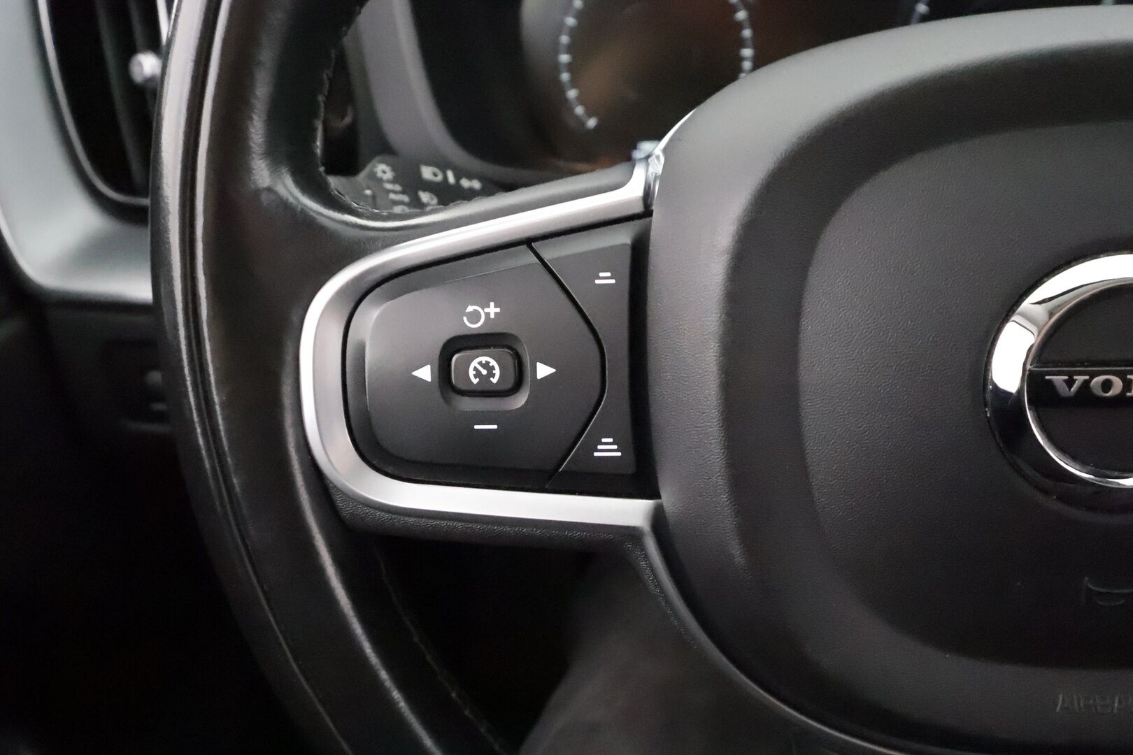 Volvo XC60 2018 T5 AWD Momentum aut - | ACC | Webasto | Koukku | Pilot Assist | P.kamera | BLIS | CTA | Digimittaristo | Keyless | Lämm. ratti | Sähk. takaluukku | LED | Navi | 