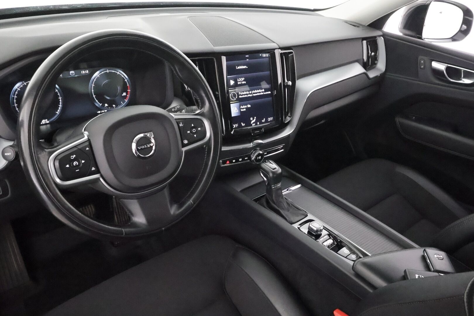 Volvo XC60 2018 T5 AWD Momentum aut - | ACC | Webasto | Koukku | Pilot Assist | P.kamera | BLIS | CTA | Digimittaristo | Keyless | Lämm. ratti | Sähk. takaluukku | LED | Navi | 
