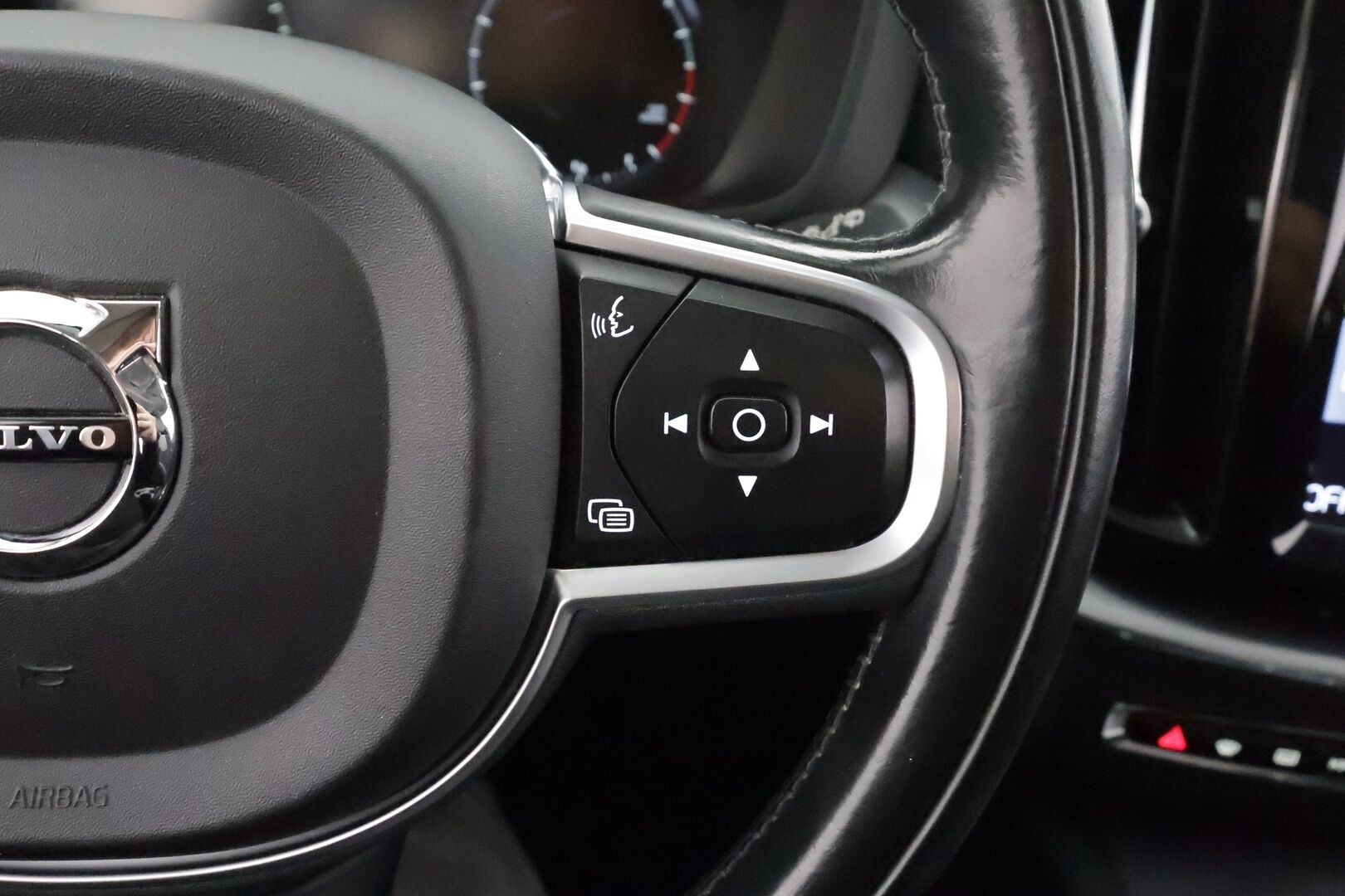Volvo XC60 2018 T5 AWD Momentum aut - | ACC | Webasto | Koukku | Pilot Assist | P.kamera | BLIS | CTA | Digimittaristo | Keyless | Lämm. ratti | Sähk. takaluukku | LED | Navi | 