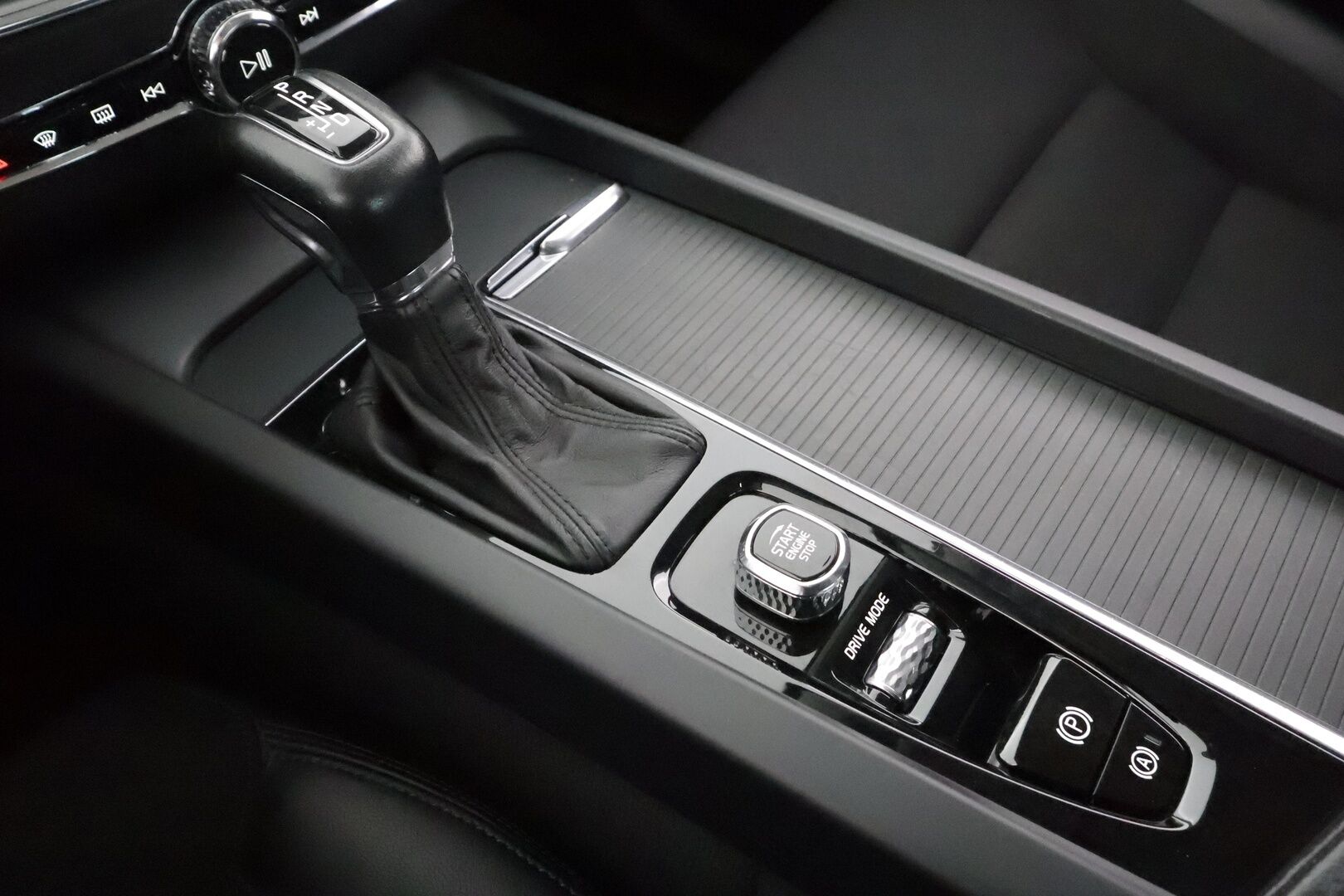 Volvo XC60 2018 T5 AWD Momentum aut - | ACC | Webasto | Koukku | Pilot Assist | P.kamera | BLIS | CTA | Digimittaristo | Keyless | Lämm. ratti | Sähk. takaluukku | LED | Navi | 