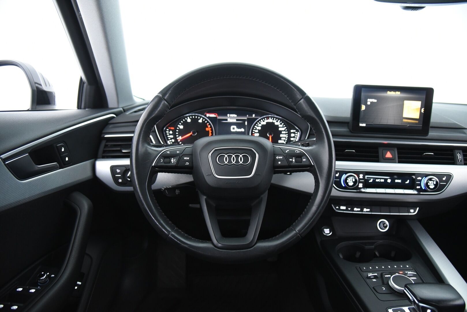 Audi A4 2018 Sedan Business Comfort S line Edition 2,0 TDI 110 kW S tronic / Webasto / Koukku / LED / Comfort paketti / Vakkari - Tarkka huoltohistoria! / Jakopää tehty 09/2024 /