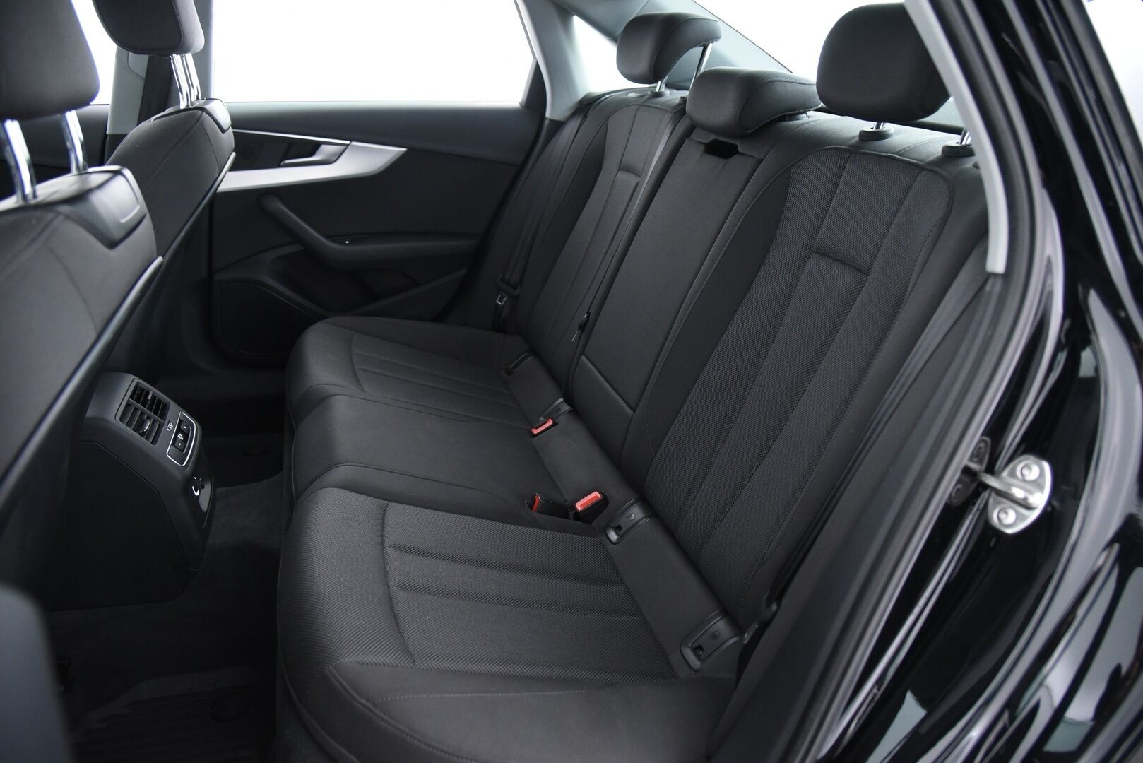 Audi A4 2018 Sedan Business Comfort S line Edition 2,0 TDI 110 kW S tronic / Webasto / Koukku / LED / Comfort paketti / Vakkari - Tarkka huoltohistoria! / Jakopää tehty 09/2024 / 