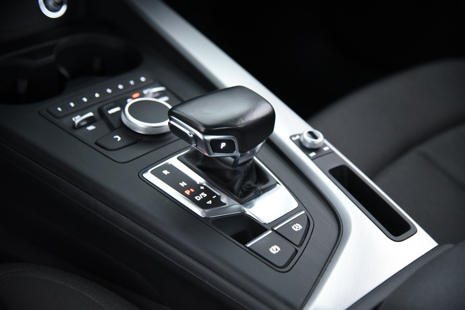 Audi A4 2018 Sedan Business Comfort S line Edition 2,0 TDI 110 kW S tronic / Webasto / Koukku / LED / Comfort paketti / Vakkari - Tarkka huoltohistoria! / Jakopää tehty 09/2024 / 