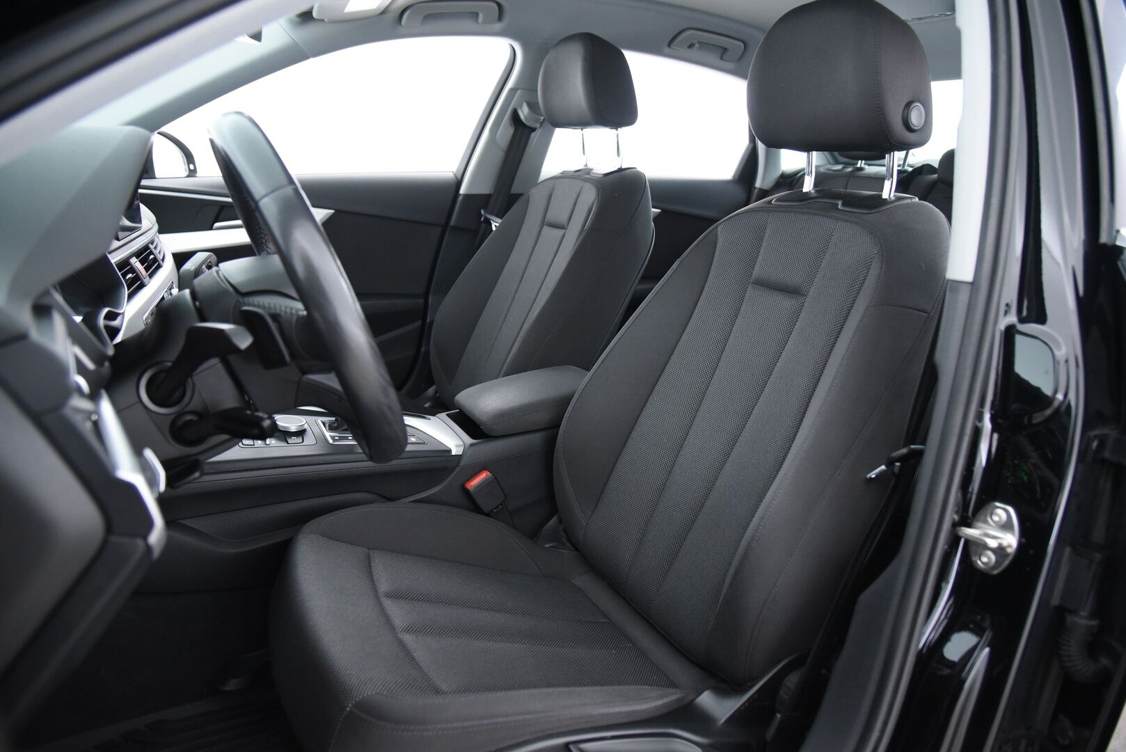 Audi A4 2018 Sedan Business Comfort S line Edition 2,0 TDI 110 kW S tronic / Webasto / Koukku / LED / Comfort paketti / Vakkari - Tarkka huoltohistoria! / Jakopää tehty 09/2024 / 
