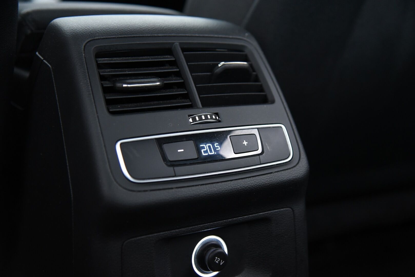 Audi A4 2018 Sedan Business Comfort S line Edition 2,0 TDI 110 kW S tronic / Webasto / Koukku / LED / Comfort paketti / Vakkari - Tarkka huoltohistoria! / Jakopää tehty 09/2024 /