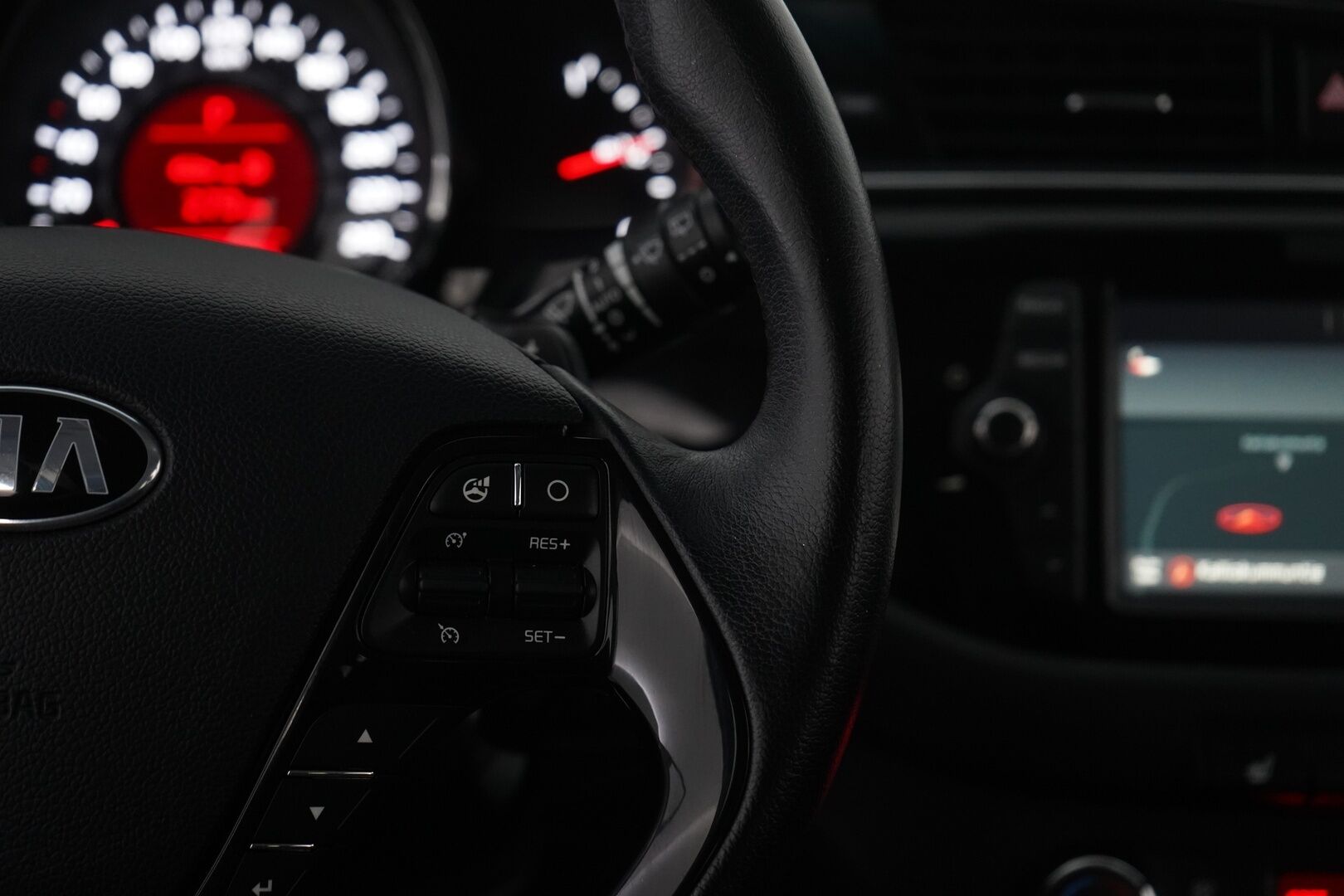 Kia cee'd 2018 1,6 FIFA World Cup Edition SW DCT *Koukku / Ratinlämmitin / P-tutkat* - Suomi-auto / Kahdet hyvät renkaat Kian vanteilla / Merkkihuollettu - HULLUT JOULUT KORKOTARJOUS 2,49% 