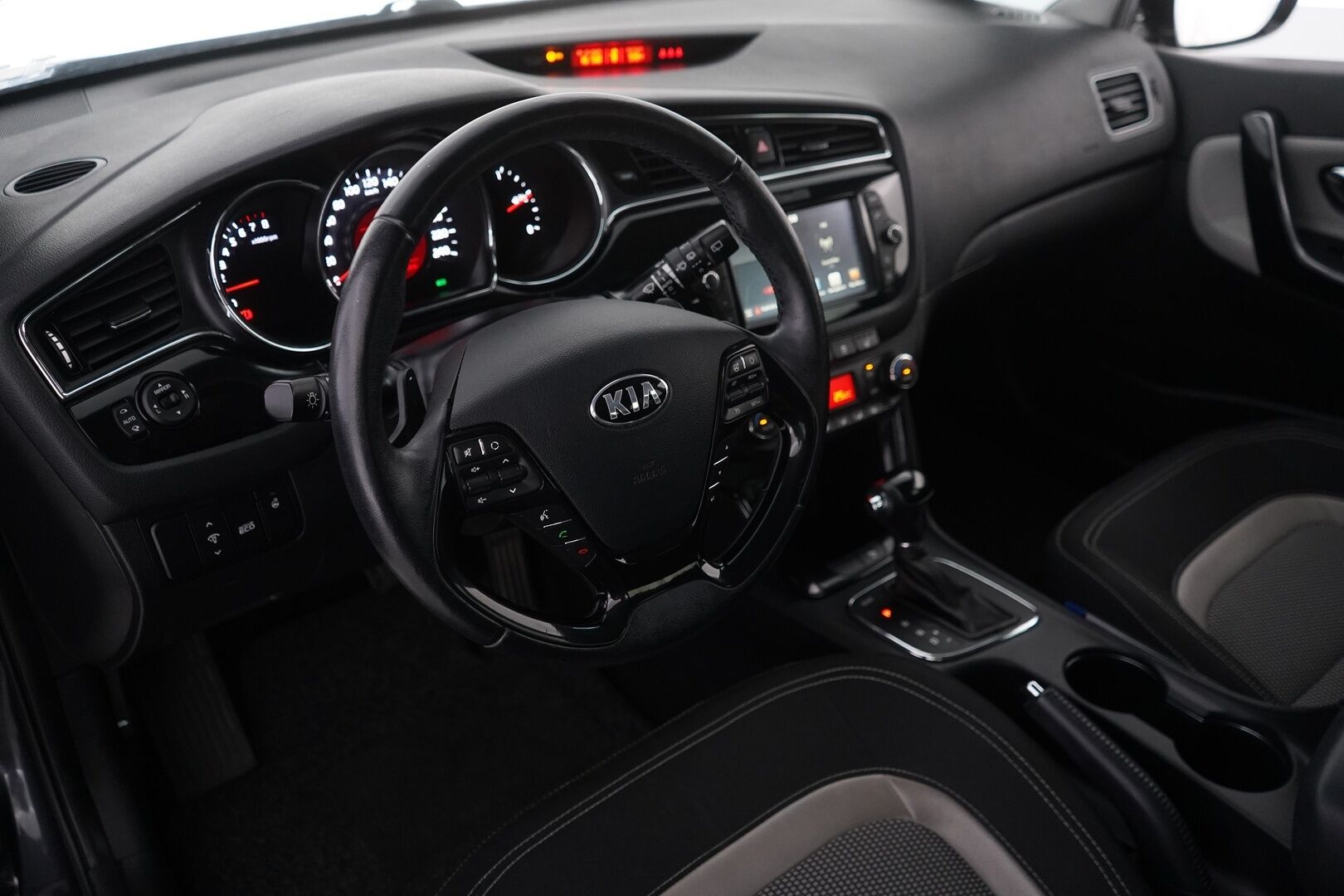 Kia cee'd 2018 1,6 FIFA World Cup Edition SW DCT *Koukku / Ratinlämmitin / P-tutkat* - Suomi-auto / Kahdet hyvät renkaat Kian vanteilla / Merkkihuollettu - HULLUT JOULUT KORKOTARJOUS 2,49% 