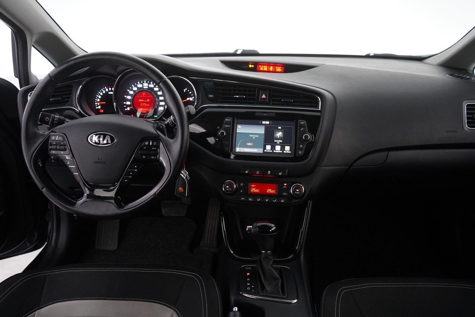 Kia cee'd 2018 1,6 FIFA World Cup Edition SW DCT *Koukku / Ratinlämmitin / P-tutkat* - Suomi-auto / Kahdet hyvät renkaat Kian vanteilla / Merkkihuollettu - HULLUT JOULUT KORKOTARJOUS 2,49% 