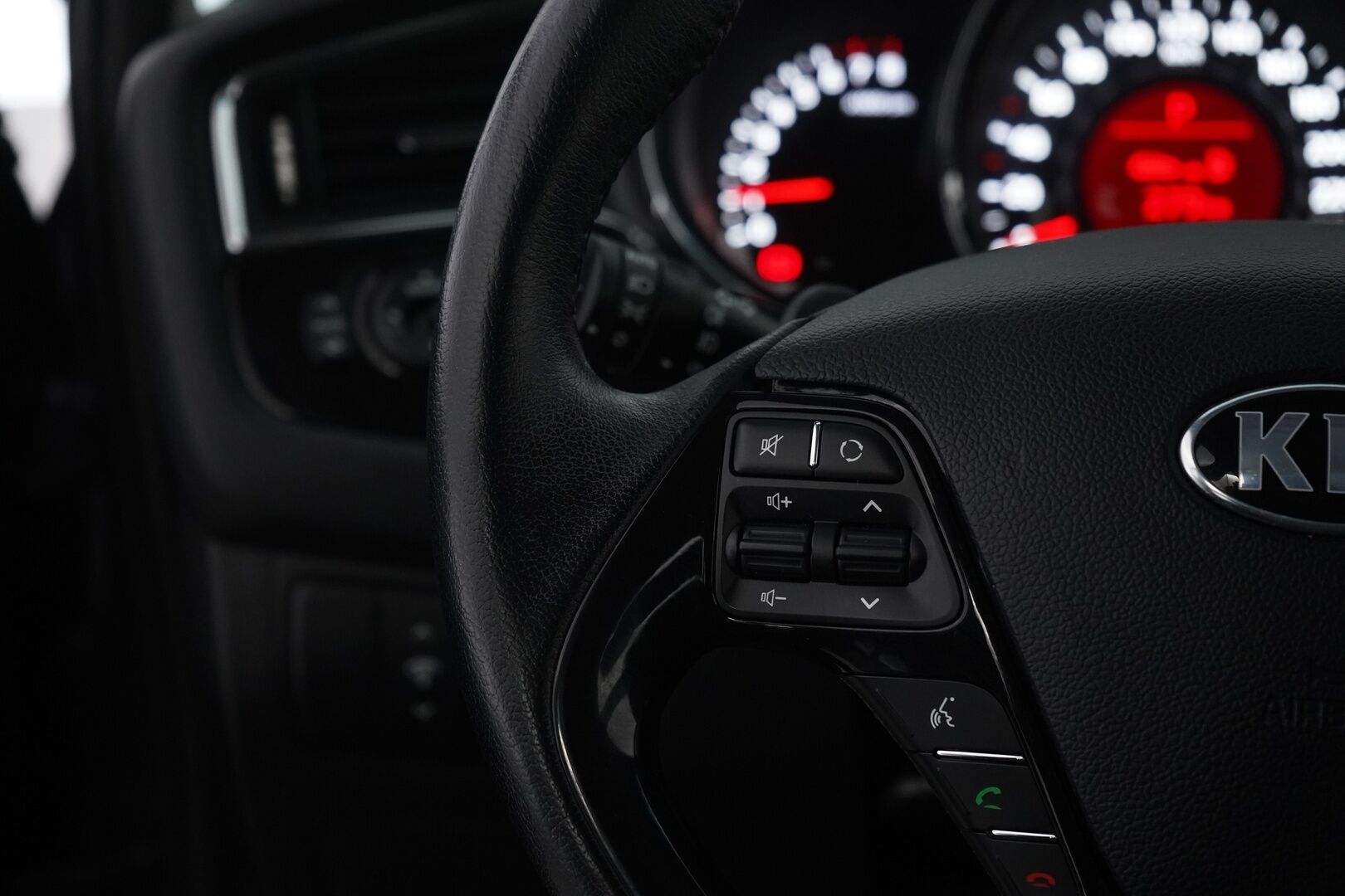 Kia cee'd 2018 1,6 FIFA World Cup Edition SW DCT *Koukku / Ratinlämmitin / P-tutkat* - Suomi-auto / Kahdet hyvät renkaat Kian vanteilla / Merkkihuollettu - HULLUT JOULUT KORKOTARJOUS 2,49% 