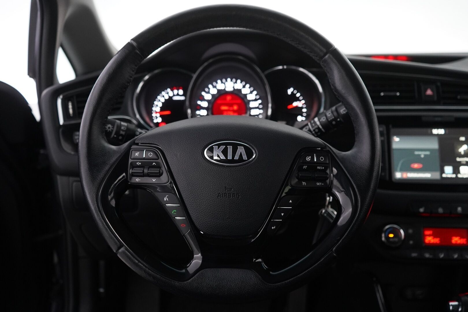 Kia cee'd 2018 1,6 FIFA World Cup Edition SW DCT *Koukku / Ratinlämmitin / P-tutkat* - Suomi-auto / Kahdet hyvät renkaat Kian vanteilla / Merkkihuollettu - HULLUT JOULUT KORKOTARJOUS 2,49% 