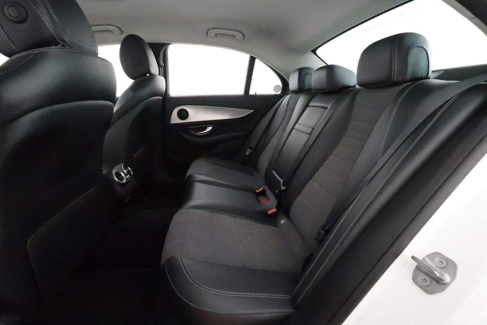 Mercedes-Benz E 2018 220 d 4Matic A Premium Business AMG *Sisätilanlämmitin / LED-High Performance / P.Kamera / Sportpenkit / Navi / Vakkari* - Suomi-auto / Kahdet Renkaat