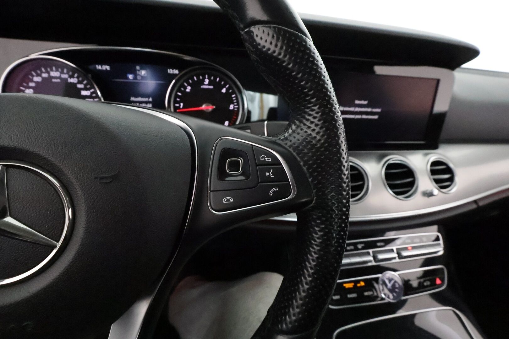 Mercedes-Benz E 2018 220 d 4Matic A Premium Business AMG * Peruutuskamera / Lohko & Sisäpistoke / LED High Performance / Sporttipenkit / Navi / Vakkari - Suomi-auto / Kahdet Renkaat - Osta nyt, maksa vasta ensi vuonna