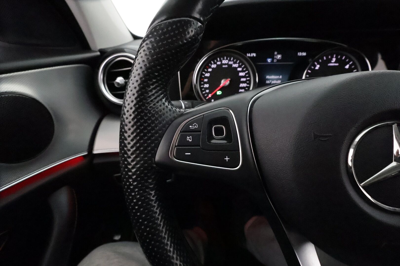 Mercedes-Benz E 2018 220 d 4Matic A Premium Business AMG * Peruutuskamera / Lohko & Sisäpistoke / LED High Performance / Sporttipenkit / Navi / Vakkari - Suomi-auto / Kahdet Renkaat - Osta nyt, maksa vasta ensi vuonna