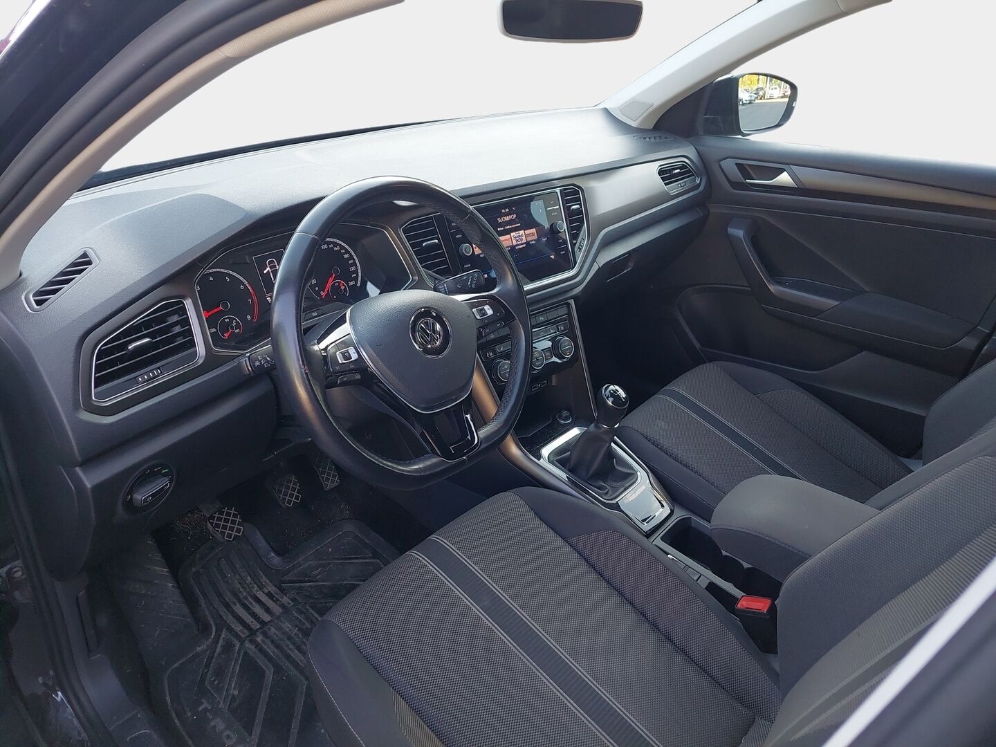 Volkswagen T-Roc 2018 Style 1,0 TSI 85 kW *ACC / Webasto / Parkkitutkat / Suomi-auto / Apple CarPlay / 2x Renkaat* - Kahdet huippukuntoiset renkaat alumiinivantein!