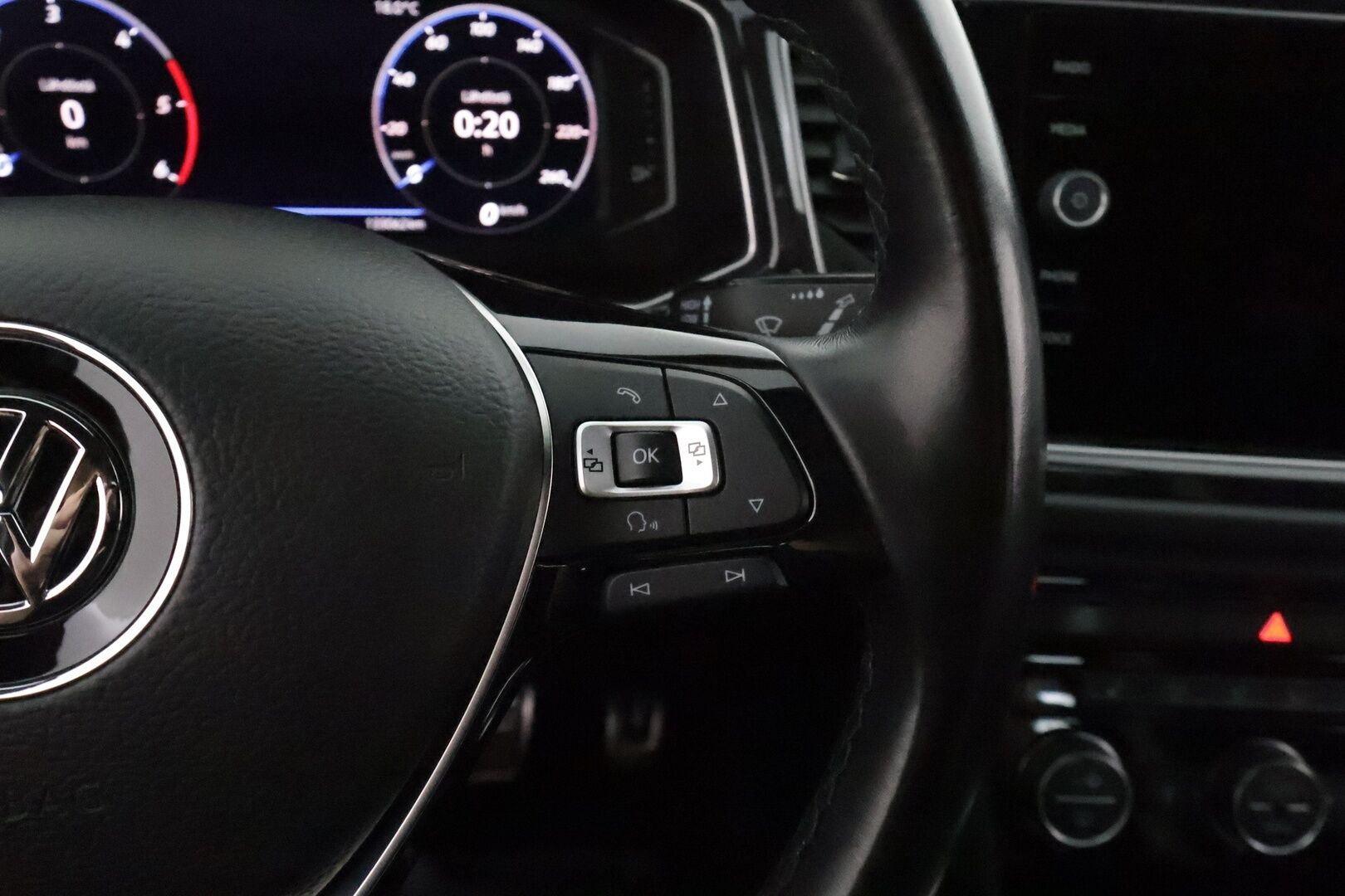 Volkswagen T-Roc 2018 Sport 2,0 TDI SCR 110 kW (150 hv) 4MOTION DSG **Adapt.Vakkari / LED-valot / P.Tutkat / Webasto / Koukku** - Suomi-auto / Kahdet Renkaat