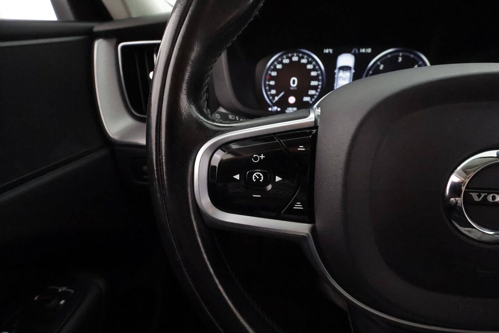 Volvo XC60 2018 D4 AWD Inscription aut - ACC | Webasto | Muistipenkki | Koukku | Kamera | KeylessGo | Sporttinahat | LED | NAVI