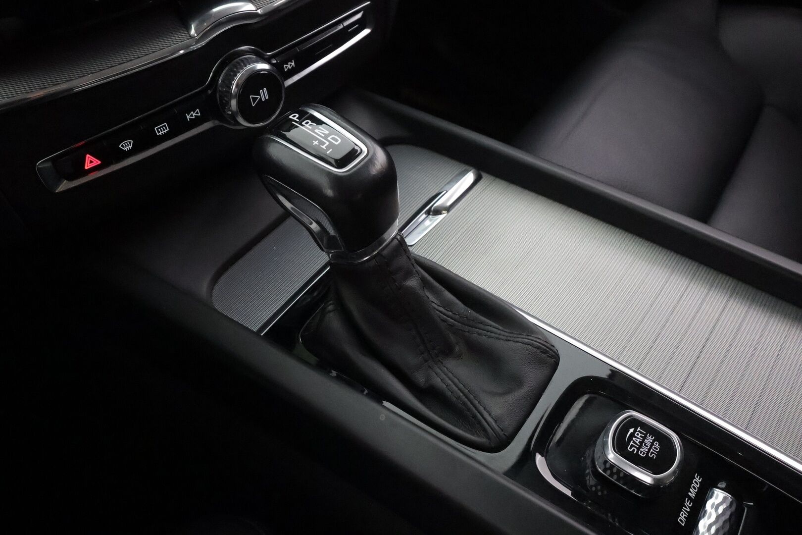 Volvo XC60 2018 D4 AWD Inscription aut * ACC / Webasto / Muistipenkki / Koukku / Kamera / KeylessGo / Sporttinahat / LED / Navi * - 1.Om Suomi-auto / Kahdet renkaat aluvanteilla - HULLUT AVAJAISHULINAT KORKOTARJOUS 3,29 %