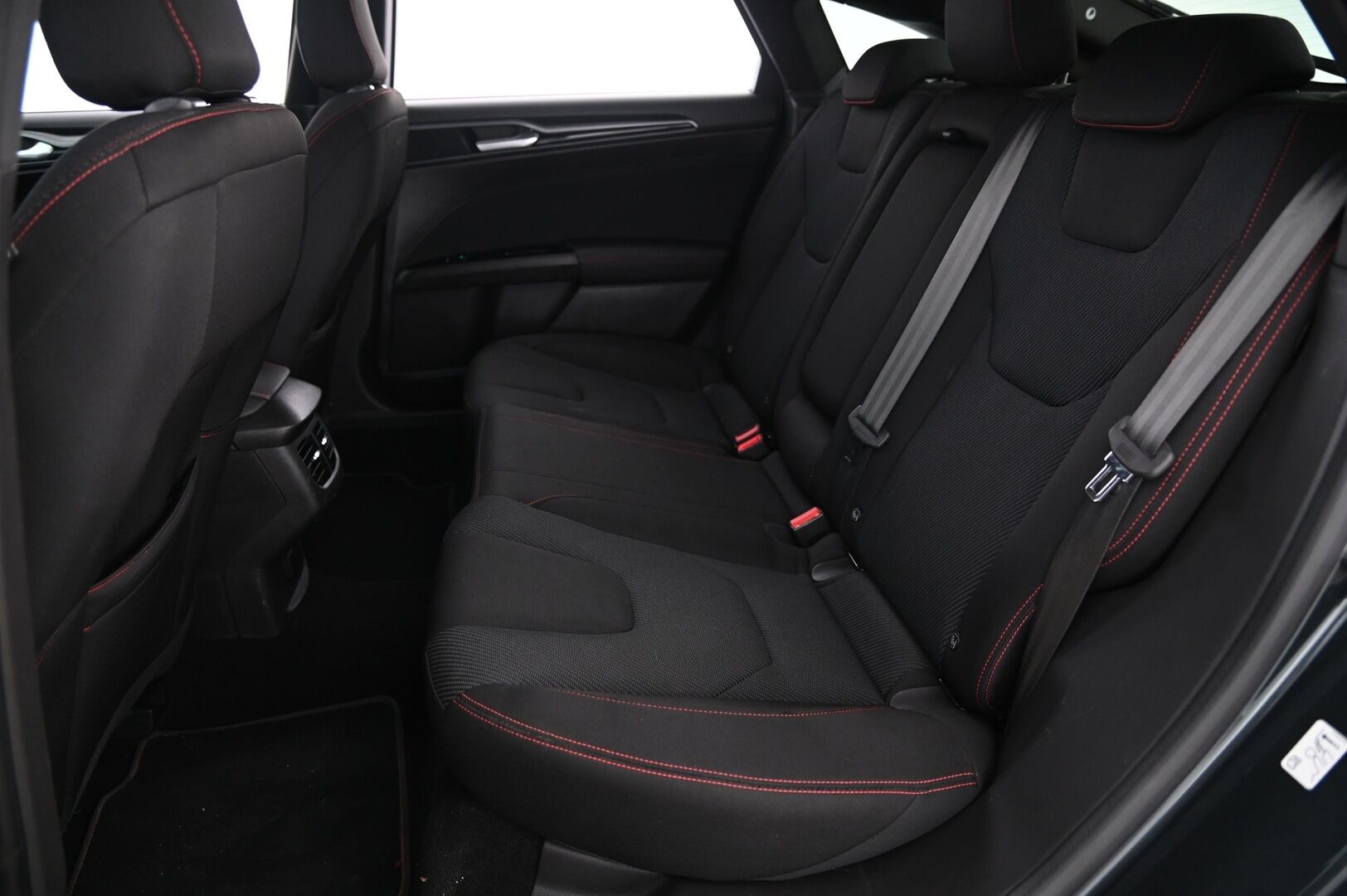 Ford Mondeo 2018 1,5 EcoBoost 160hv A6 ST-Line 5D - Suomi-Auto | Navi | Lämmitettävä tuulilasi | Lohko | Koukku | Vakkari | AndroidAuto | AppleCarPay | Tutkat | Suksiluukku | 2X Renkaat | Siisti