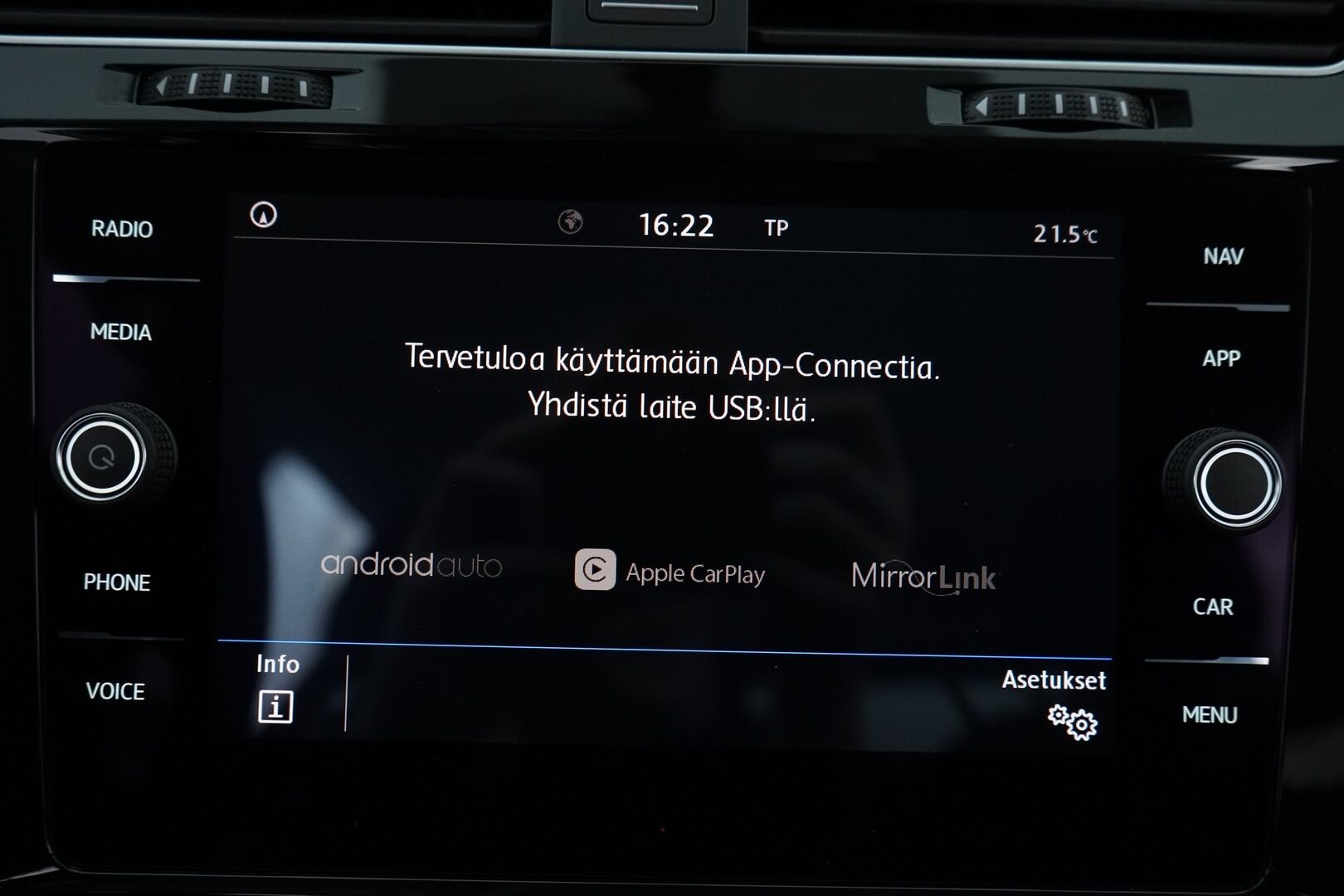 Volkswagen Golf 2018 Highline 1,5 TSI EVO 96 kW (130 hv) BLUEMOTION DSG-automaatti * ACC / Webasto / Keyless / App-Connect / P.Kamera * - Suomi-auto / Kahdet renkaat alumiinivantein / Facelift / Juuri huollettu