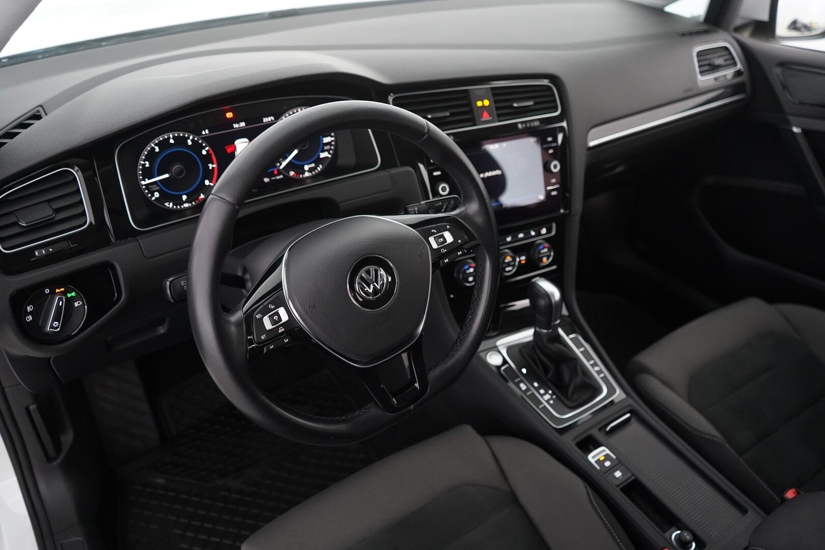 Volkswagen Golf 2018 Highline 1,5 TSI EVO 96 kW (130 hv) BLUEMOTION DSG-automaatti * ACC / Webasto / Keyless / App-Connect / P.Kamera * - Suomi-auto / Kahdet renkaat alumiinivantein / Facelift / Juuri huollettu