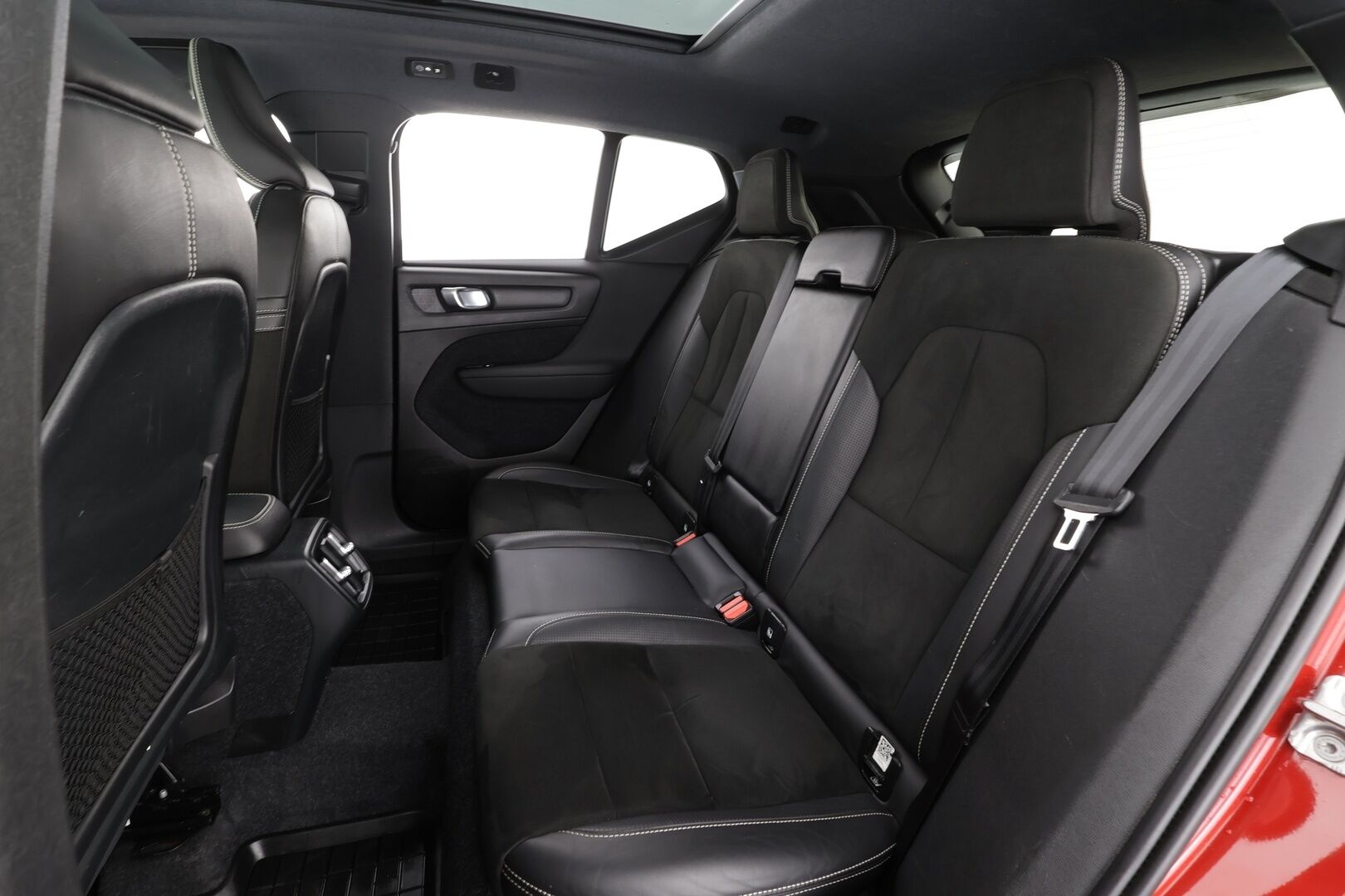 Volvo XC40 2018 D4 AWD R-Design Launch Edition aut * Panorama / H&K / ACC / Full-LED / 360 / Sportpenkki Muistilla / Navi / Keyless * - Webasto / Koukku / Suomi-auto / Kahdet renkaat / Merkkihuollot