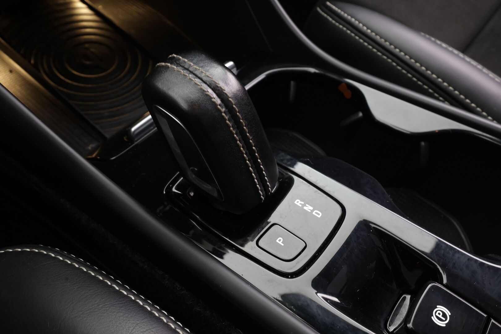 Volvo XC40 2018 D4 AWD R-Design Launch Edition aut * Panorama / H&K / ACC / Full-LED / 360 / Sportpenkki Muistilla / Navi / Keyless * - Webasto / Koukku / Suomi-auto / Kahdet renkaat / Merkkihuollot