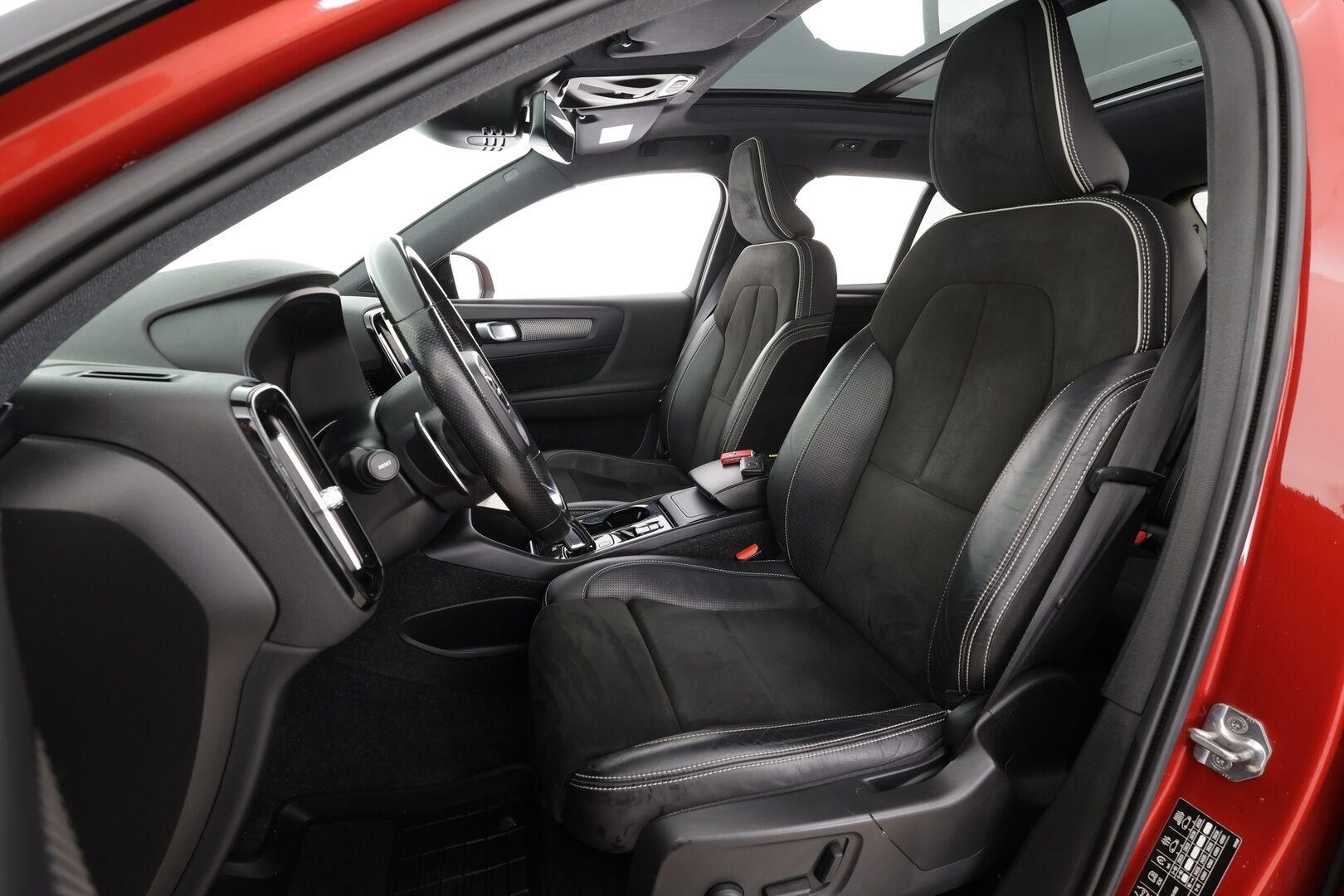 Volvo XC40 2018 D4 AWD R-Design Launch Edition aut * Panorama / H&K / ACC / Full-LED / 360 / Sportpenkki Muistilla / Navi / Keyless * - Webasto / Koukku / Suomi-auto / Kahdet renkaat / Merkkihuollot