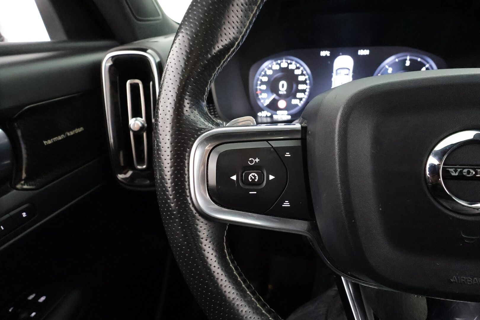 Volvo XC40 2018 D4 AWD R-Design Launch Edition aut * Panorama / H&K / ACC / Full-LED / 360 / Sportpenkki Muistilla / Navi / Keyless * - Webasto / Koukku / Suomi-auto / Kahdet renkaat / Merkkihuollot