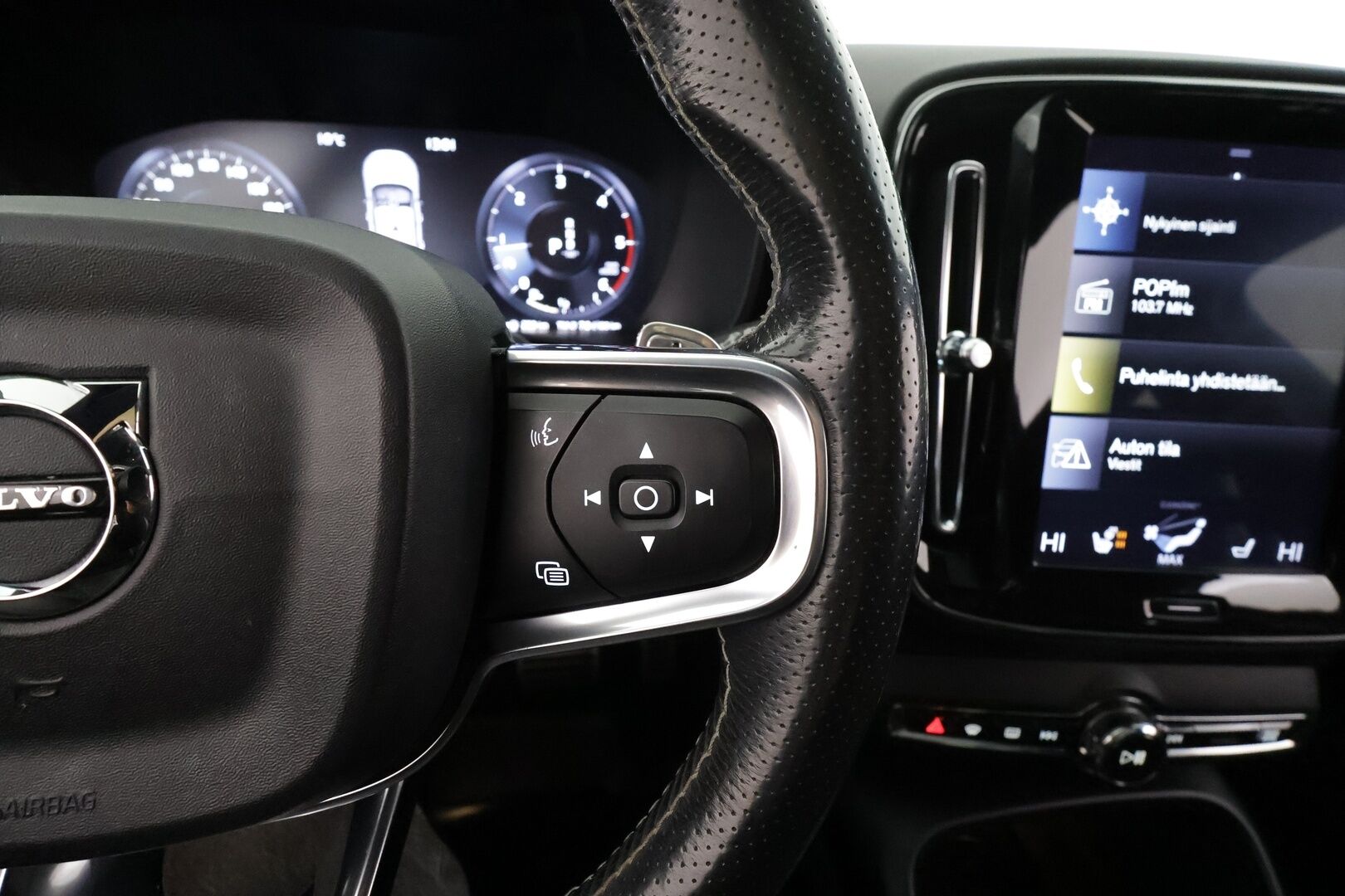 Volvo XC40 2018 D4 AWD R-Design Launch Edition aut * Panorama / H&K / ACC / Full-LED / 360 / Sportpenkki Muistilla / Navi / Keyless * - Webasto / Koukku / Suomi-auto / Kahdet renkaat / Merkkihuollot