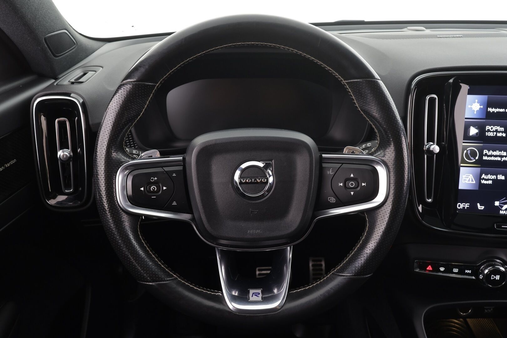 Volvo XC40 2018 D4 AWD R-Design Launch Edition aut * Panorama / H&K / ACC / Full-LED / 360 / Sportpenkki Muistilla / Navi / Keyless * - Webasto / Koukku / Suomi-auto / Kahdet renkaat / Merkkihuollot