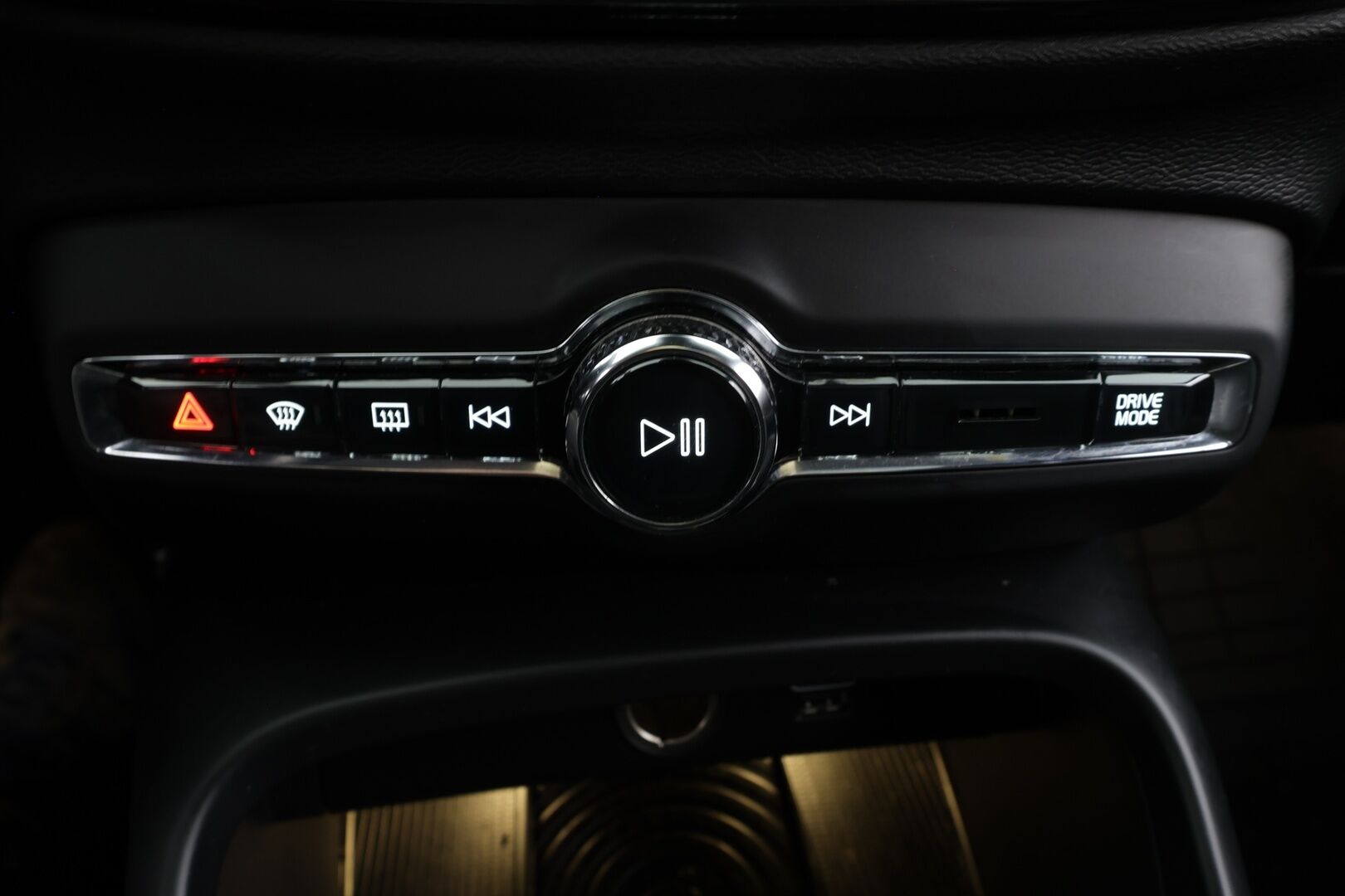 Volvo XC40 2018 D4 AWD R-Design Launch Edition aut * Panorama / H&K / ACC / Full-LED / 360 / Sportpenkki Muistilla / Navi / Keyless * - Webasto / Koukku / Suomi-auto / Kahdet renkaat / Merkkihuollot