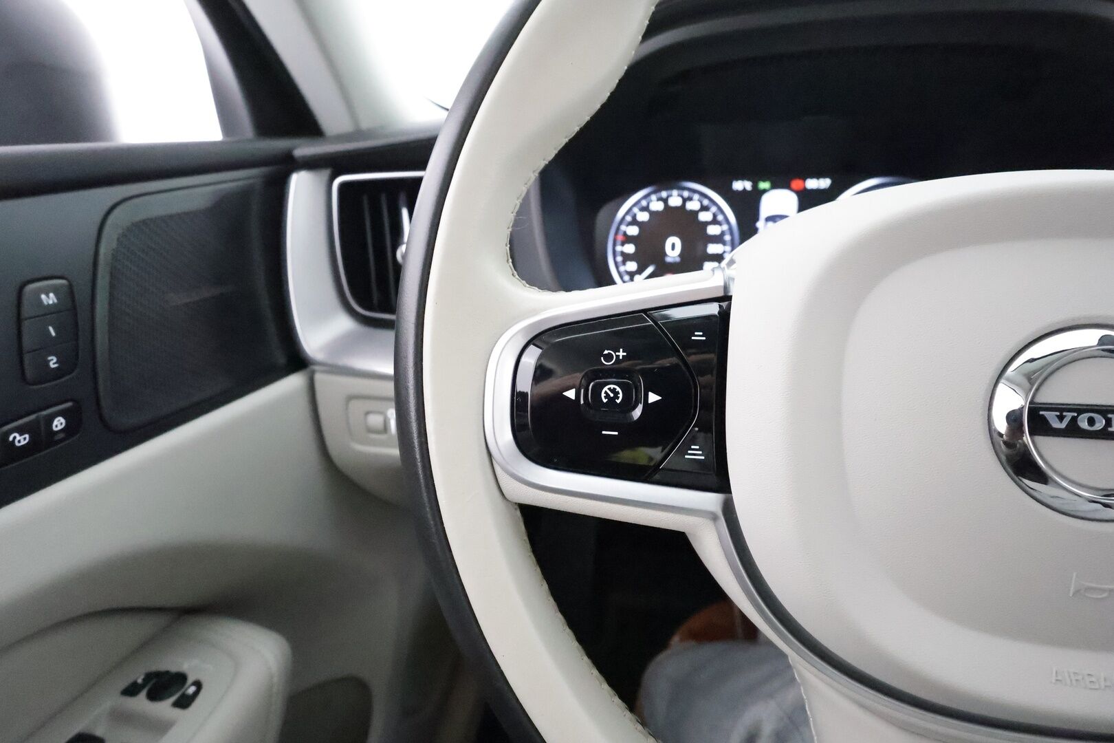Volvo XC60 2021 T6 TwE AWD Business Inscription **HUD / 360° Kamera / Panorama / Adapt.Vakkari / Webasto / Sporttipenkki Muistilla** - 3,99 % KORKOTARJOUS TÄHÄN AUTOON - Akku kuntotarkastettu / Harman/Kardon / LED-valot / Digimittaristo Kaistavahti / Navi / KeylessGO 