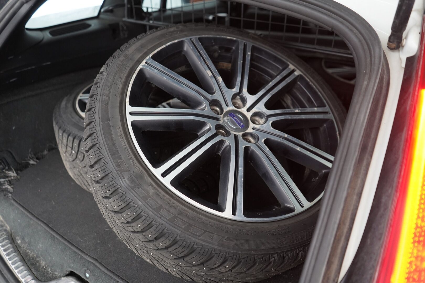 Volvo V60 2013 D6 AWD Summum plug in hybrid aut YritysOutlet - Myydään vain yrityksille - Vakkari | Webasto | Tutkat | Nahat | Vetokoukku | Kattava huoltohistoria | Kahdet hyvät renkaat alumiinivanteilla | Akku kuntotarkastettu | Puhdas Carvertical 