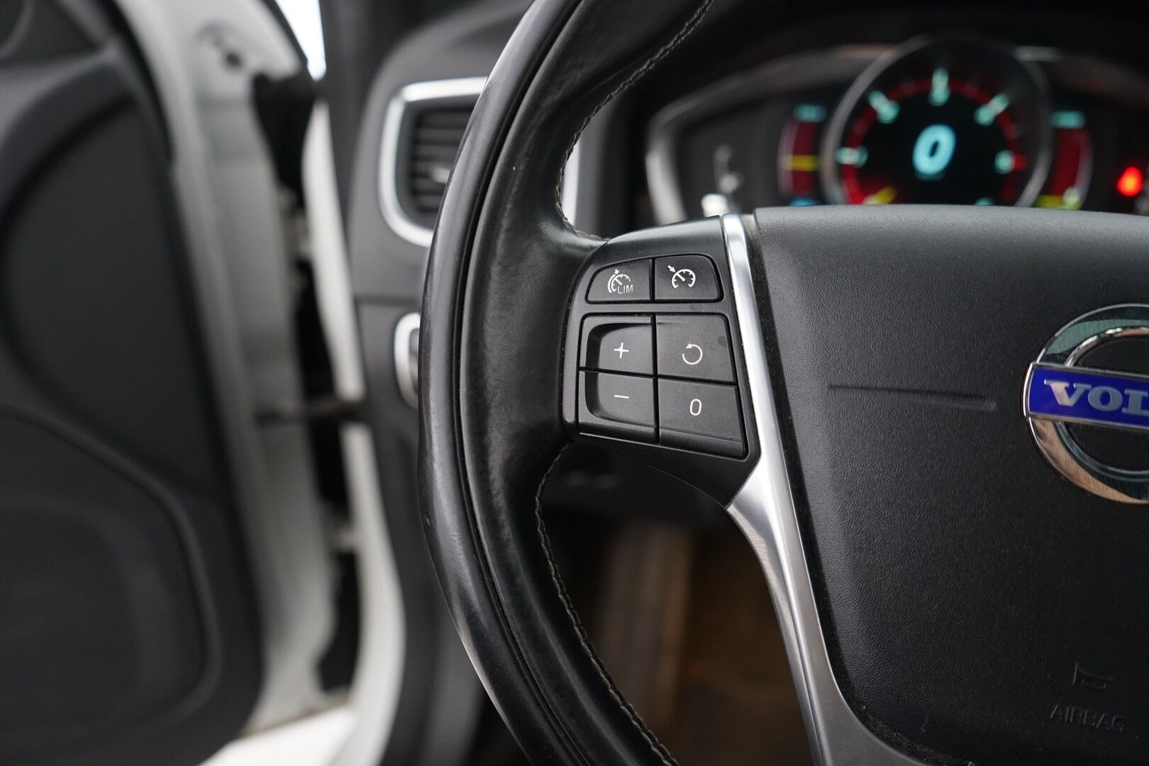 Volvo V60 2013 D6 AWD Summum plug in hybrid aut YritysOutlet - Myydään vain yrityksille - Vakkari | Webasto | Tutkat | Nahat | Vetokoukku | Kattava huoltohistoria | Kahdet hyvät renkaat alumiinivanteilla | Akku kuntotarkastettu | Puhdas Carvertical 