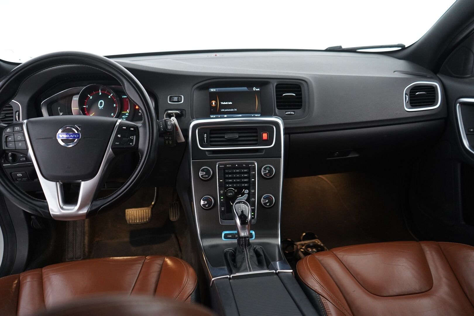 Volvo V60 2013 D6 AWD Summum plug in hybrid aut YritysOutlet - Myydään vain yrityksille - Vakkari | Webasto | Tutkat | Nahat | Vetokoukku | Kattava huoltohistoria | Kahdet hyvät renkaat alumiinivanteilla | Akku kuntotarkastettu | Puhdas Carvertical 