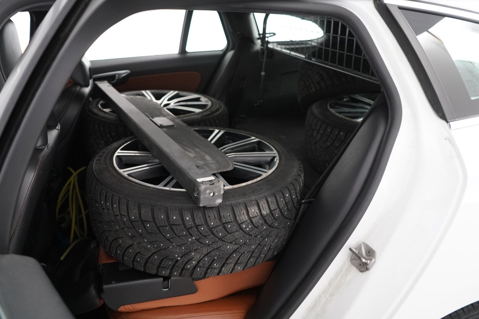Volvo V60 2013 D6 AWD Summum plug in hybrid aut YritysOutlet - Myydään vain yrityksille - Vakkari | Webasto | Tutkat | Nahat | Vetokoukku | Kattava huoltohistoria | Kahdet hyvät renkaat alumiinivanteilla | Akku kuntotarkastettu | Puhdas Carvertical 