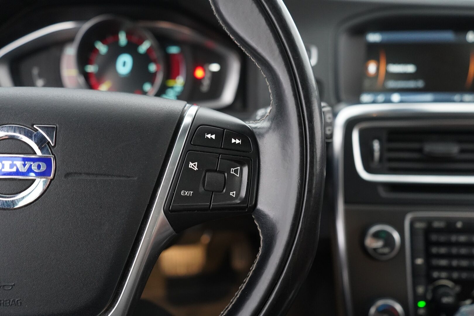 Volvo V60 2013 D6 AWD Summum plug in hybrid aut YritysOutlet - Myydään vain yrityksille - Vakkari | Webasto | Tutkat | Nahat | Vetokoukku | Kattava huoltohistoria | Kahdet hyvät renkaat alumiinivanteilla | Akku kuntotarkastettu | Puhdas Carvertical 