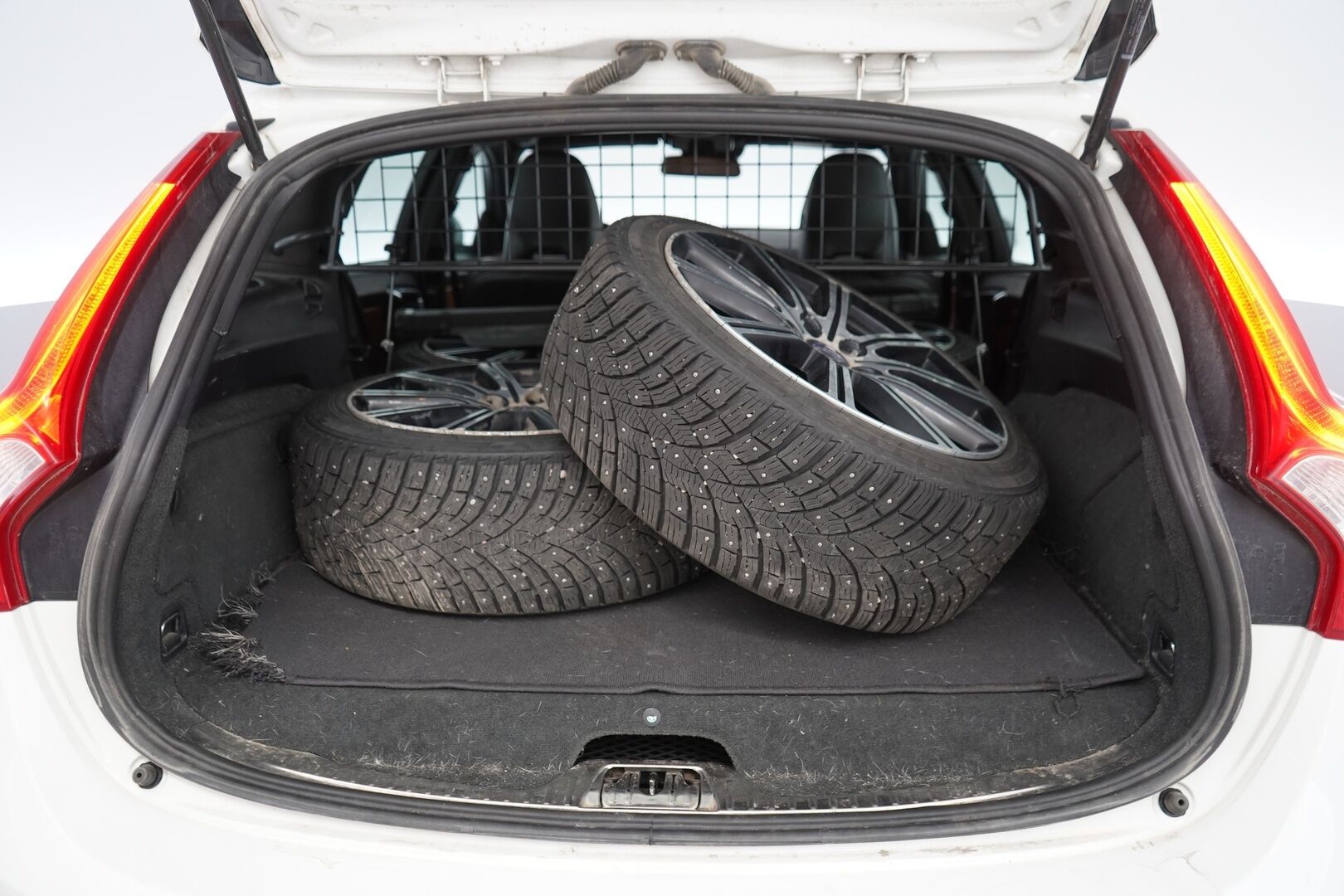 Volvo V60 2013 D6 AWD Summum plug in hybrid aut YritysOutlet - Myydään vain yrityksille - Vakkari | Webasto | Tutkat | Nahat | Vetokoukku | Kattava huoltohistoria | Kahdet hyvät renkaat alumiinivanteilla | Akku kuntotarkastettu | Puhdas Carvertical 