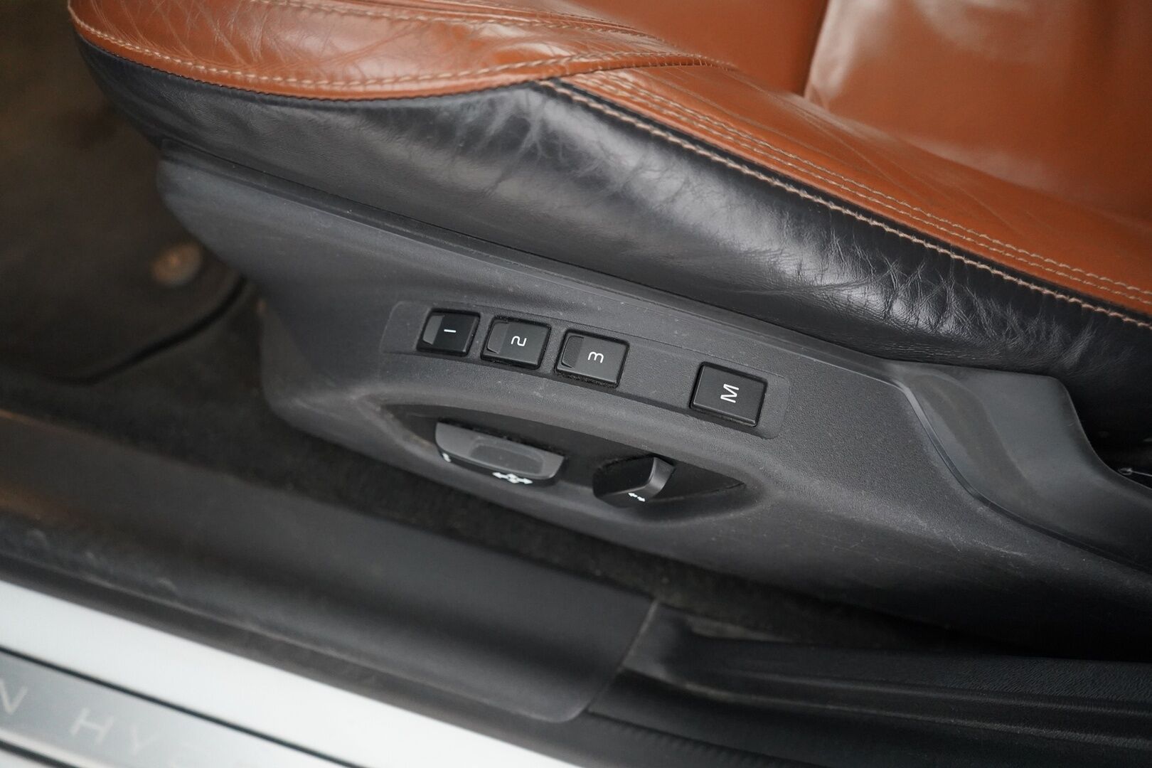 Volvo V60 2013 D6 AWD Summum plug in hybrid aut YritysOutlet - Myydään vain yrityksille - Vakkari | Webasto | Tutkat | Nahat | Vetokoukku | Kattava huoltohistoria | Kahdet hyvät renkaat alumiinivanteilla | Akku kuntotarkastettu | Puhdas Carvertical 