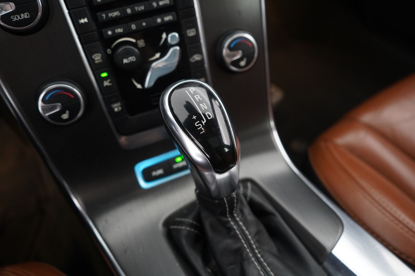 Volvo V60 2013 D6 AWD Summum plug in hybrid aut YritysOutlet - Myydään vain yrityksille - Vakkari | Webasto | Tutkat | Nahat | Vetokoukku | Kattava huoltohistoria | Kahdet hyvät renkaat alumiinivanteilla | Akku kuntotarkastettu | Puhdas Carvertical 